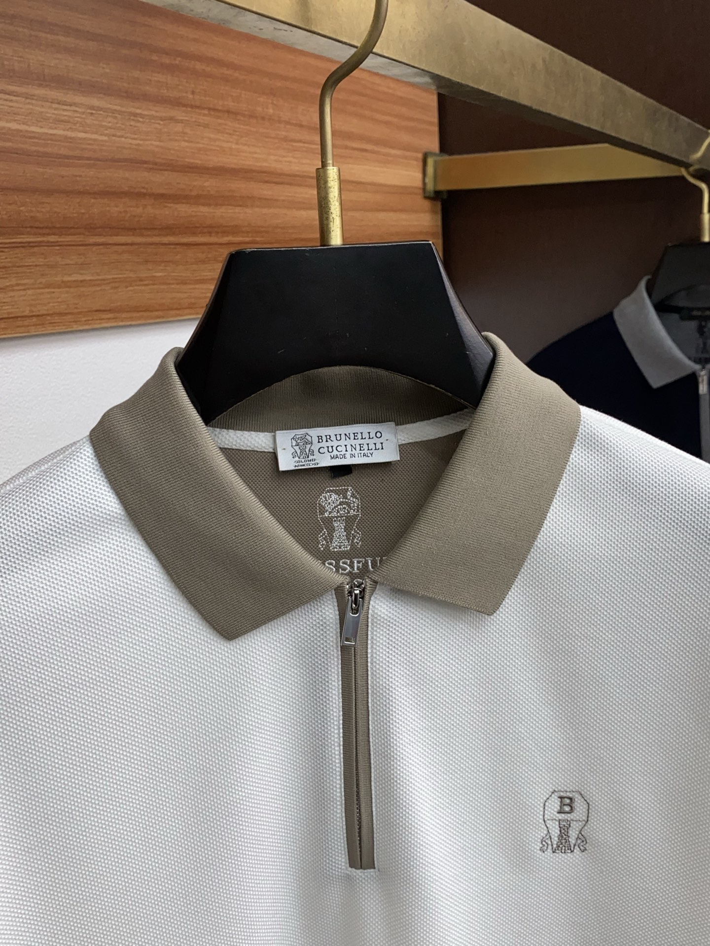  BC  臻品定制系列的设计POLO衫确实独具匠心，展现了定制服装的精致与品味。定制蜂窝珠地材质，不仅触