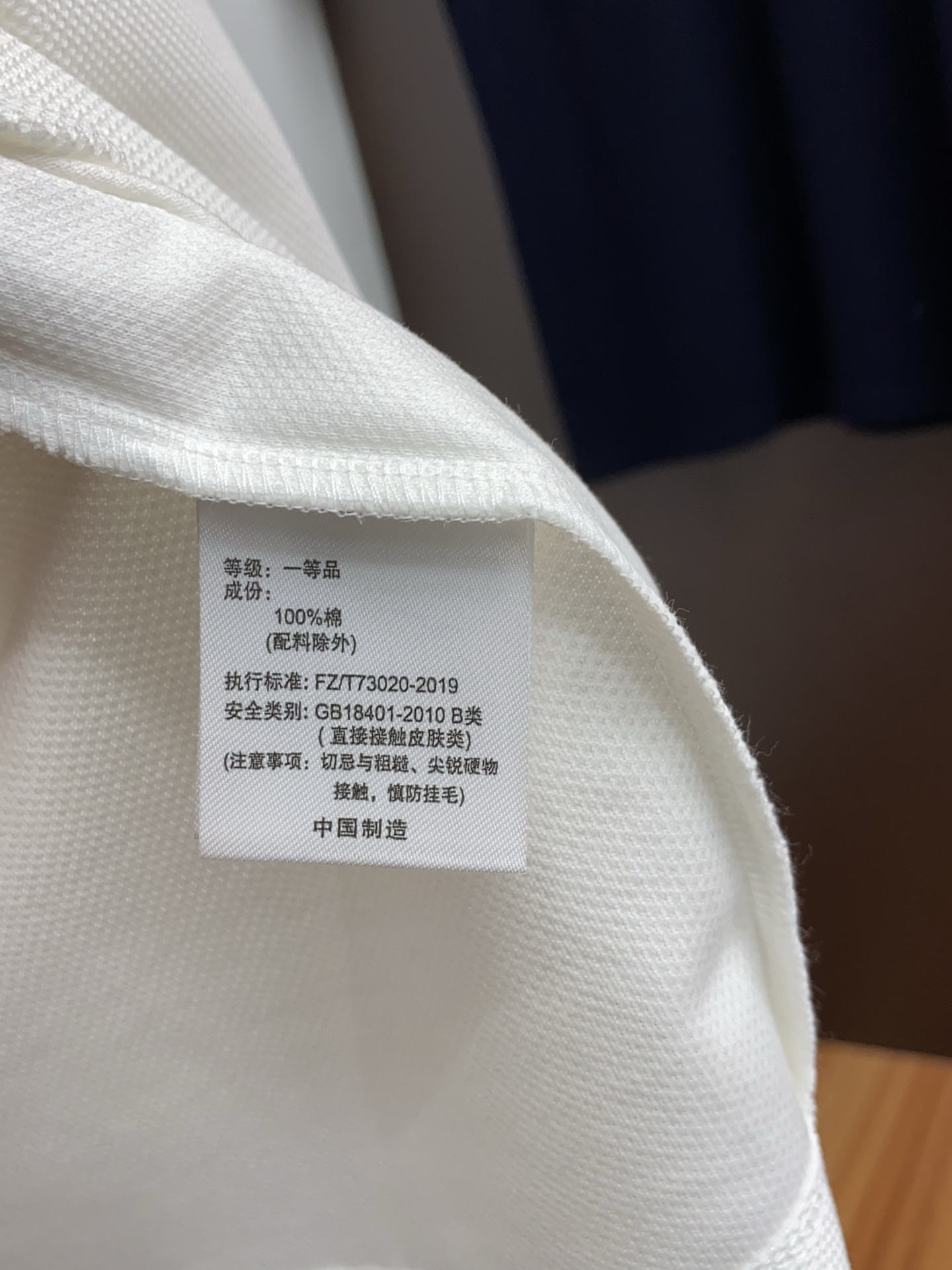  BC  臻品定制系列的设计POLO衫确实独具匠心，展现了定制服装的精致与品味。定制蜂窝珠地材质，不仅触