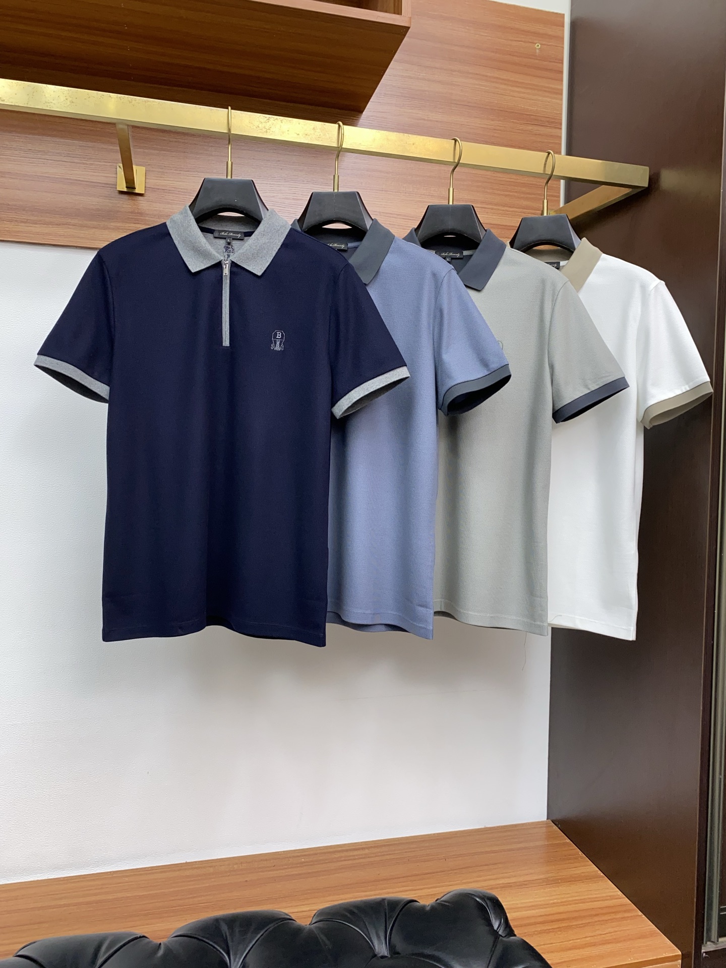  BC  臻品定制系列的设计POLO衫确实独具匠心，展现了定制服装的精致与品味。定制蜂窝珠地材质，不仅触