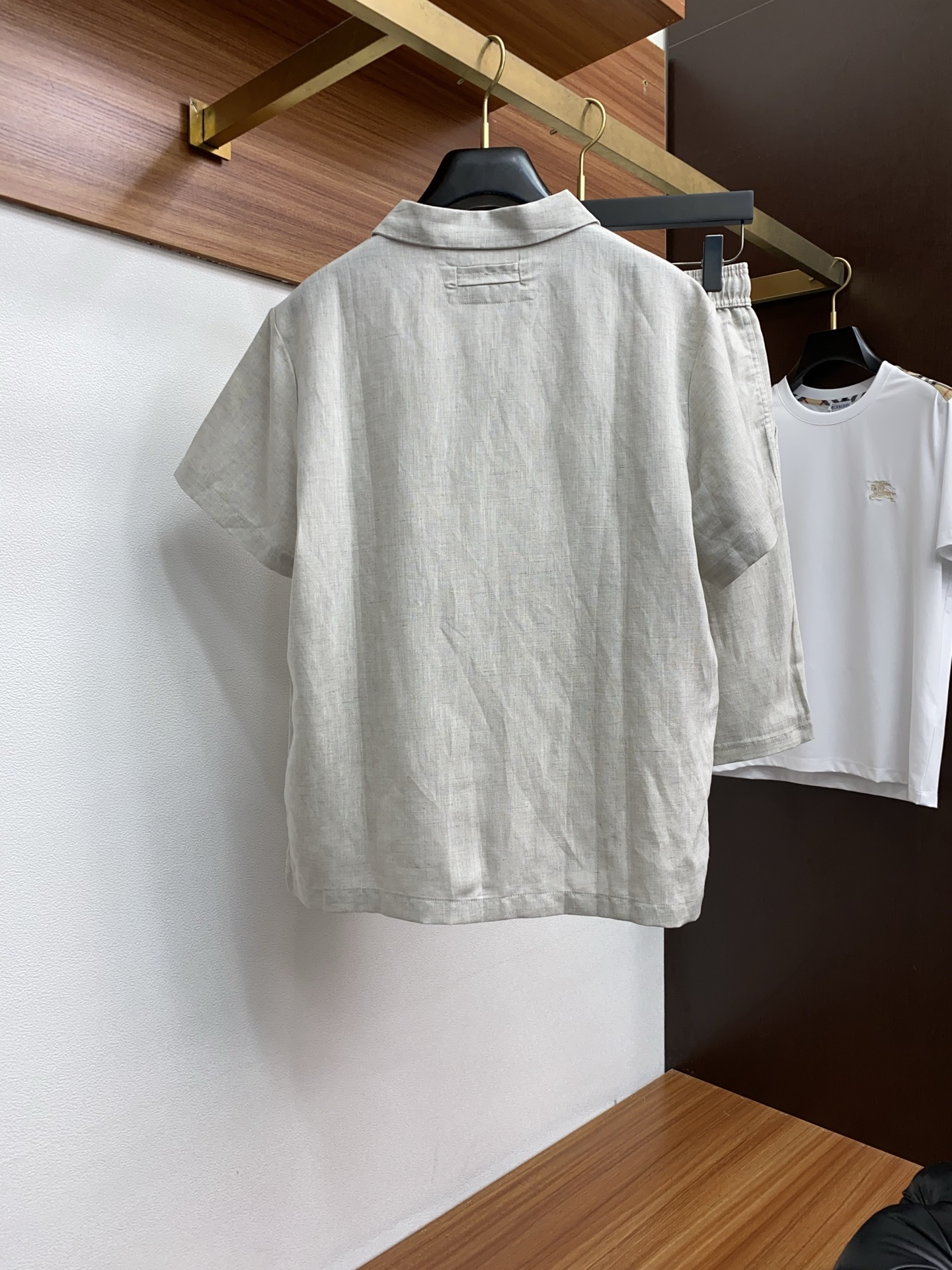 /套 Zegna 杰尼亚 春夏新品麻料套装系列,尽显品牌高端质感与精湛工艺。上衣采用经典翻驳领型,塑造
