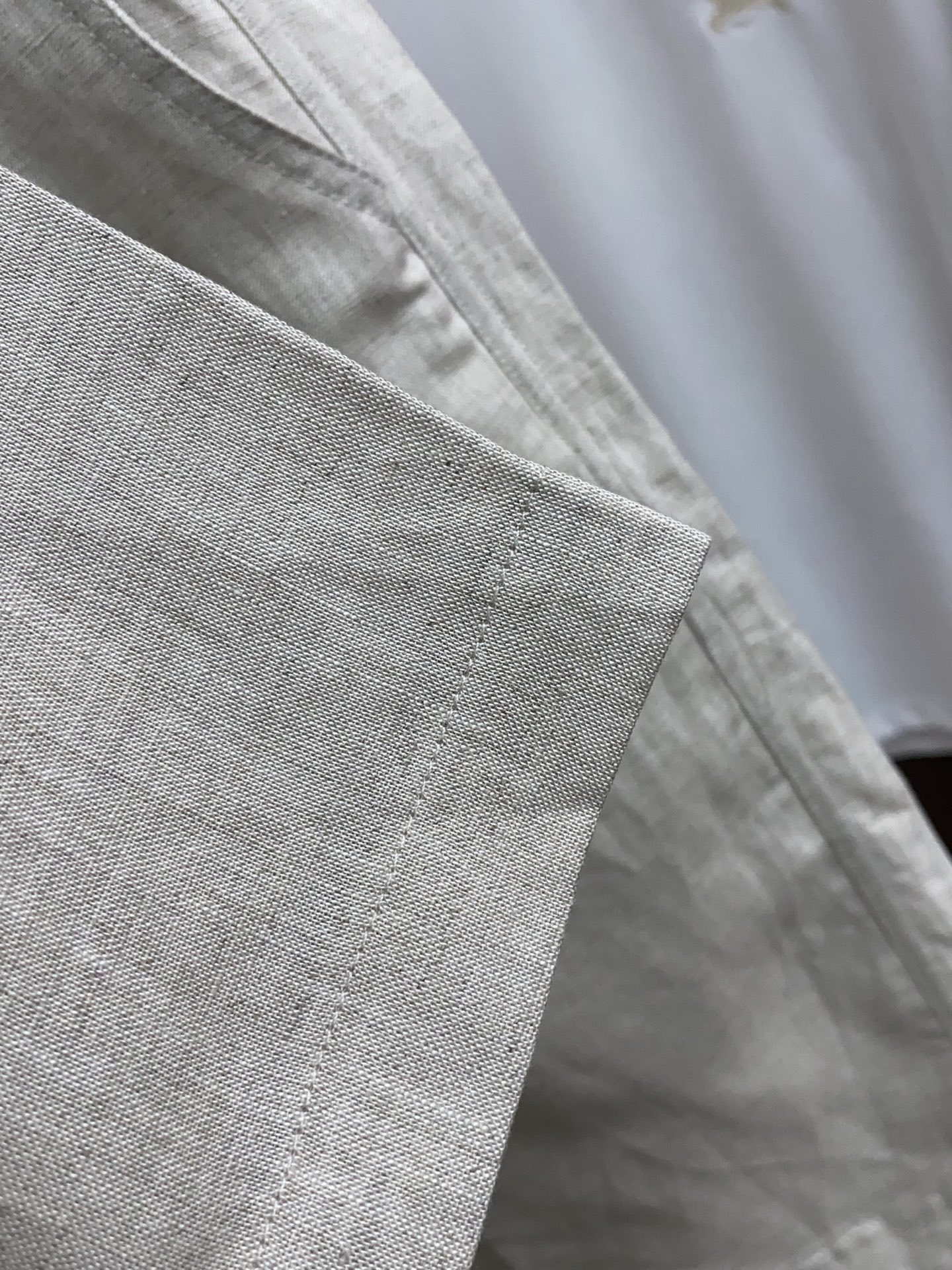 /套 Zegna 杰尼亚 春夏新品麻料套装系列,尽显品牌高端质感与精湛工艺。上衣采用经典翻驳领型,塑造