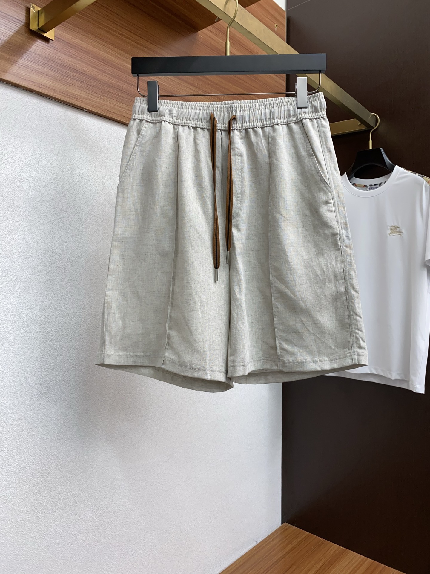 /套 Zegna 杰尼亚 春夏新品麻料套装系列,尽显品牌高端质感与精湛工艺。上衣采用经典翻驳领型,塑造
