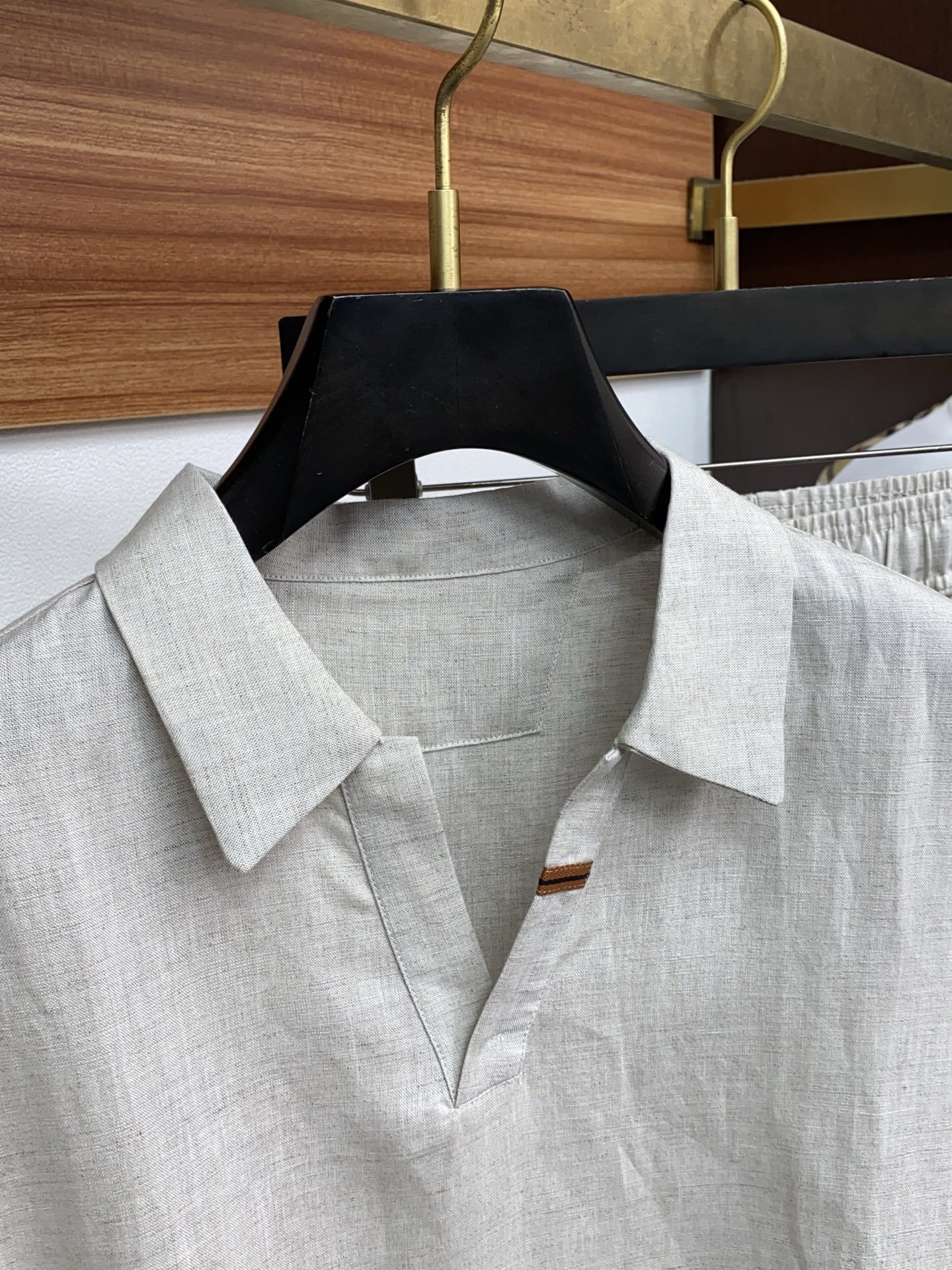 /套 Zegna 杰尼亚 春夏新品麻料套装系列,尽显品牌高端质感与精湛工艺。上衣采用经典翻驳领型,塑造