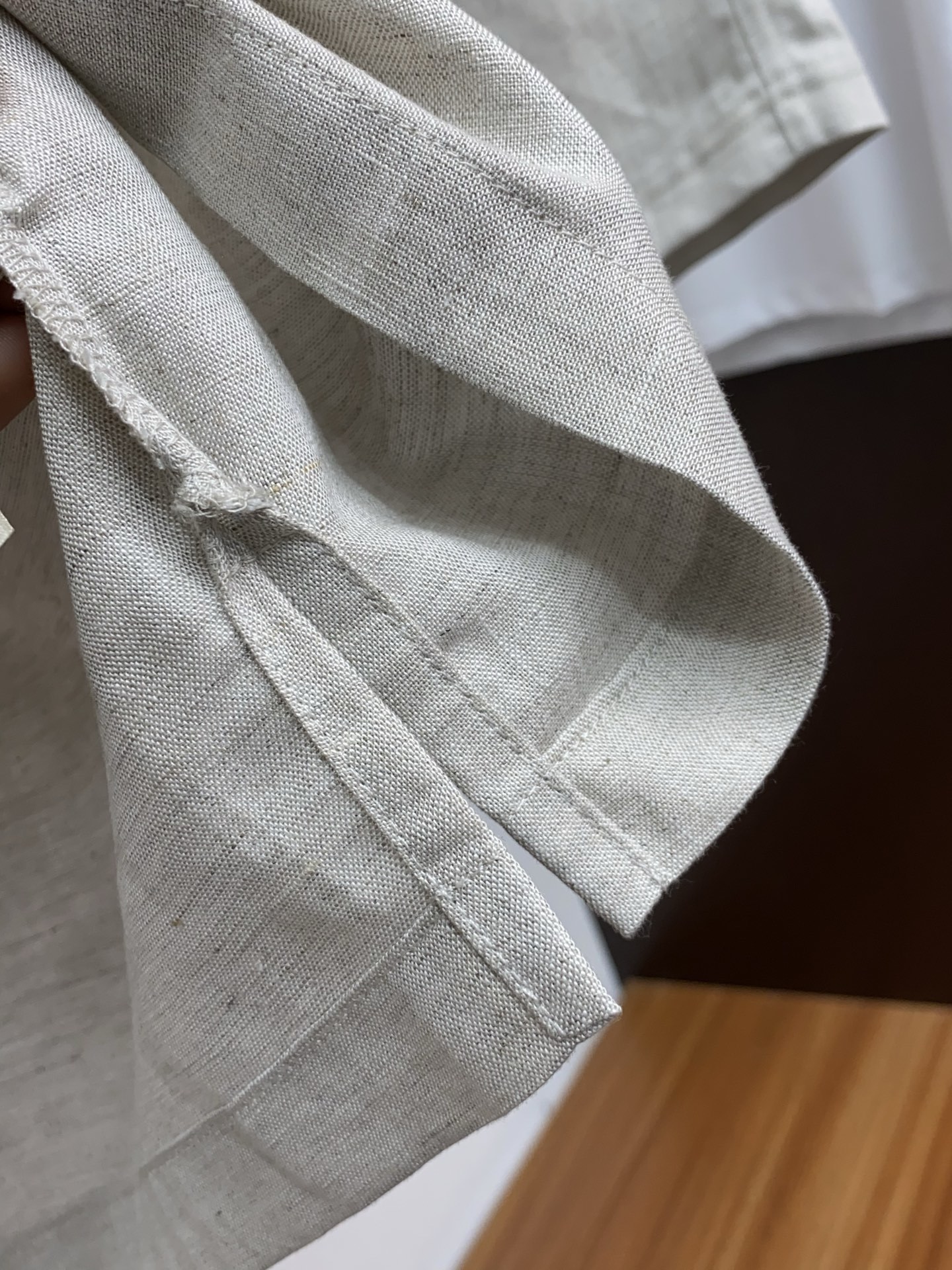 /套 Zegna 杰尼亚 春夏新品麻料套装系列,尽显品牌高端质感与精湛工艺。上衣采用经典翻驳领型,塑造