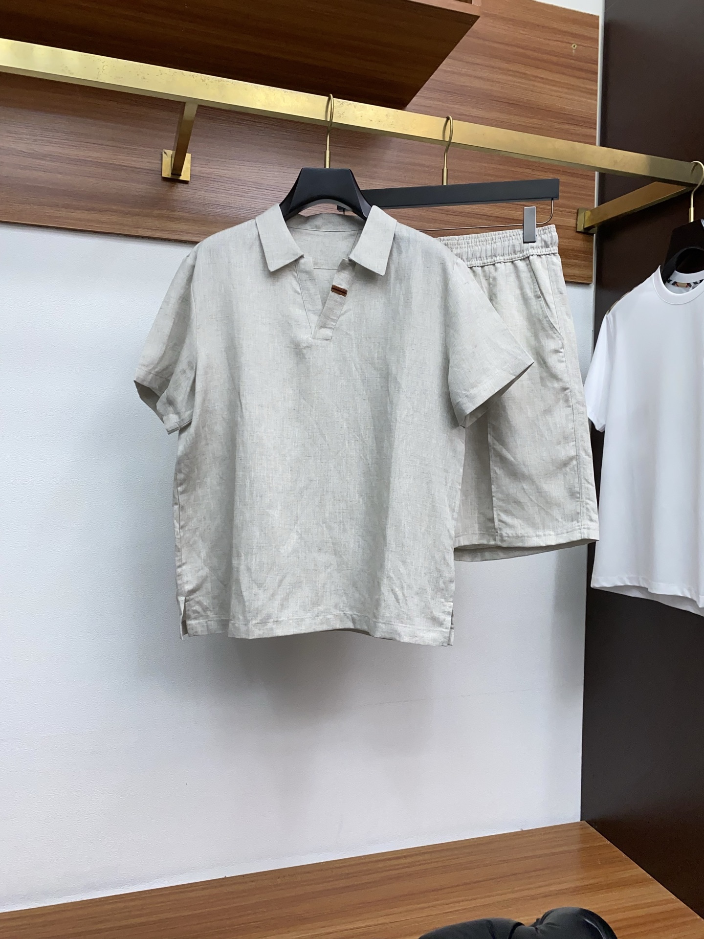 /套 Zegna 杰尼亚 春夏新品麻料套装系列,尽显品牌高端质感与精湛工艺。上衣采用经典翻驳领型,塑造
