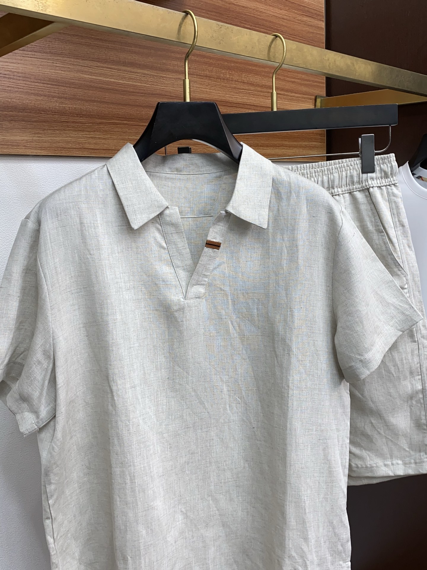 /套 Zegna 杰尼亚 春夏新品麻料套装系列,尽显品牌高端质感与精湛工艺。上衣采用经典翻驳领型,塑造