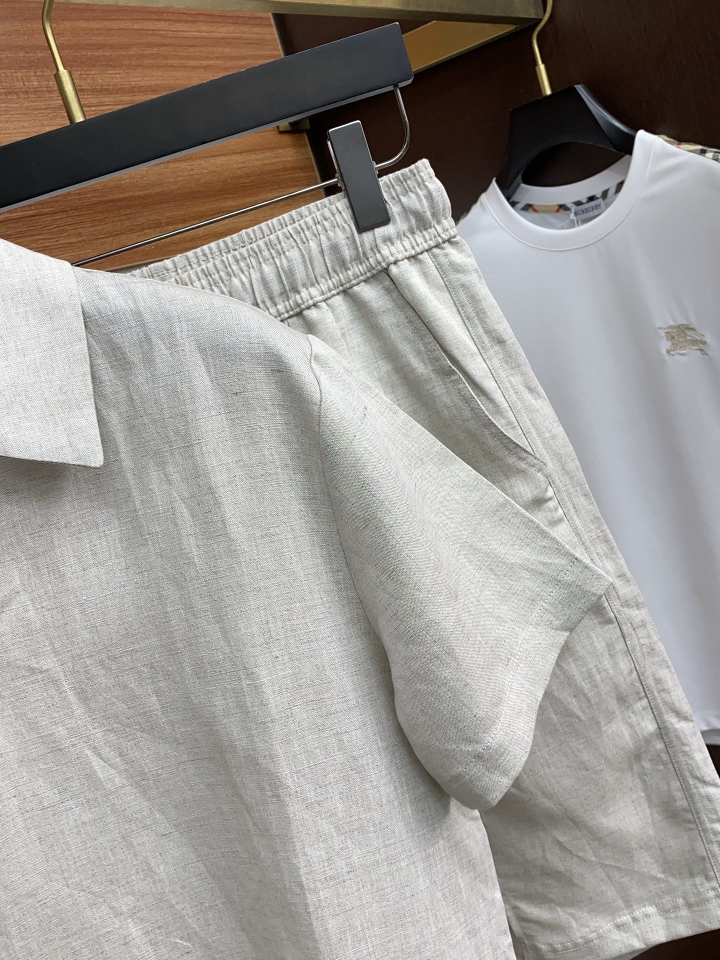 /套 Zegna 杰尼亚 春夏新品麻料套装系列,尽显品牌高端质感与精湛工艺。上衣采用经典翻驳领型,塑造