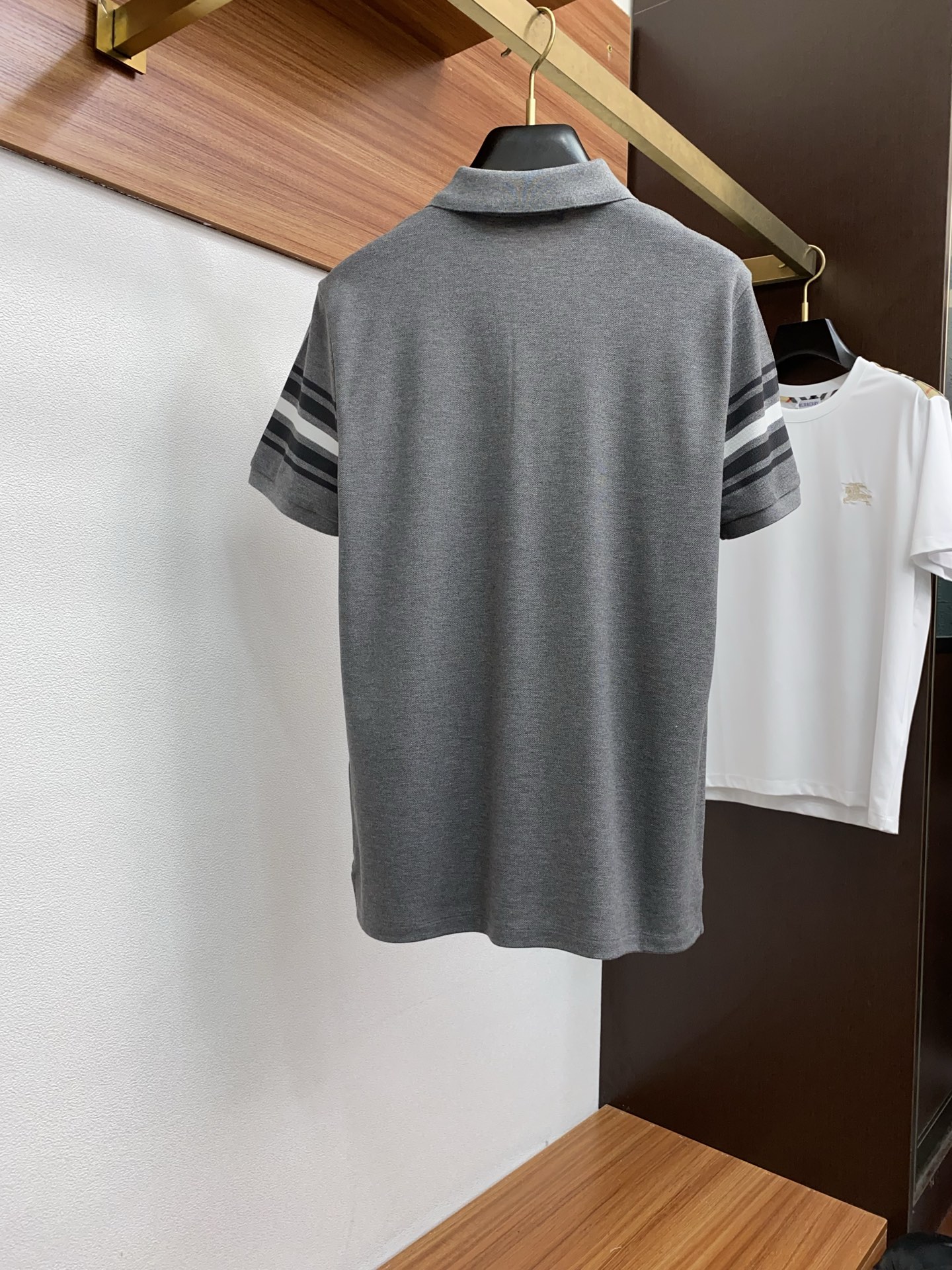  巴宝莉 臻品定制系列的设计POLO衫确实独具匠心，展现了定制服装的精致与品味。定制蜂窝珠地材质，不仅触