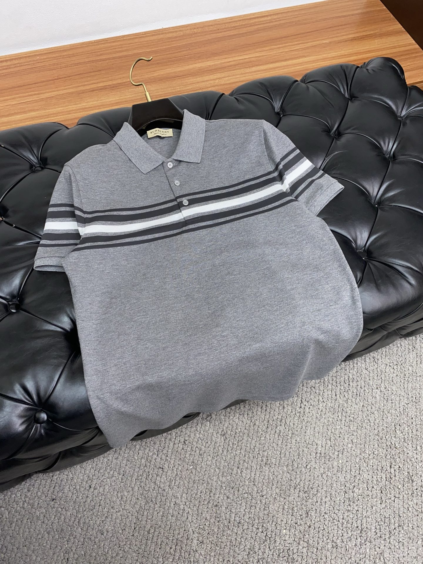  巴宝莉 臻品定制系列的设计POLO衫确实独具匠心，展现了定制服装的精致与品味。定制蜂窝珠地材质，不仅触