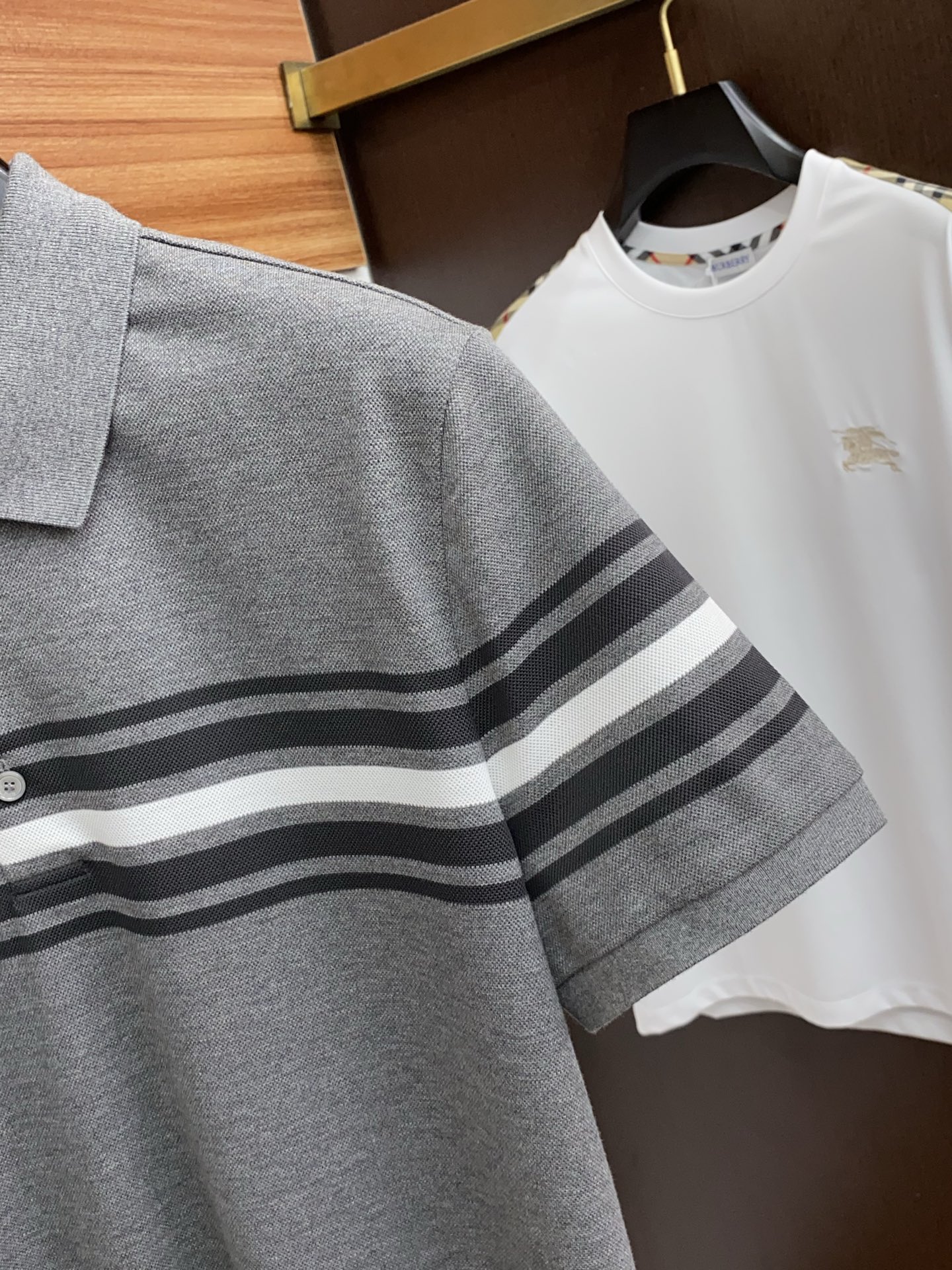  巴宝莉 臻品定制系列的设计POLO衫确实独具匠心，展现了定制服装的精致与品味。定制蜂窝珠地材质，不仅触