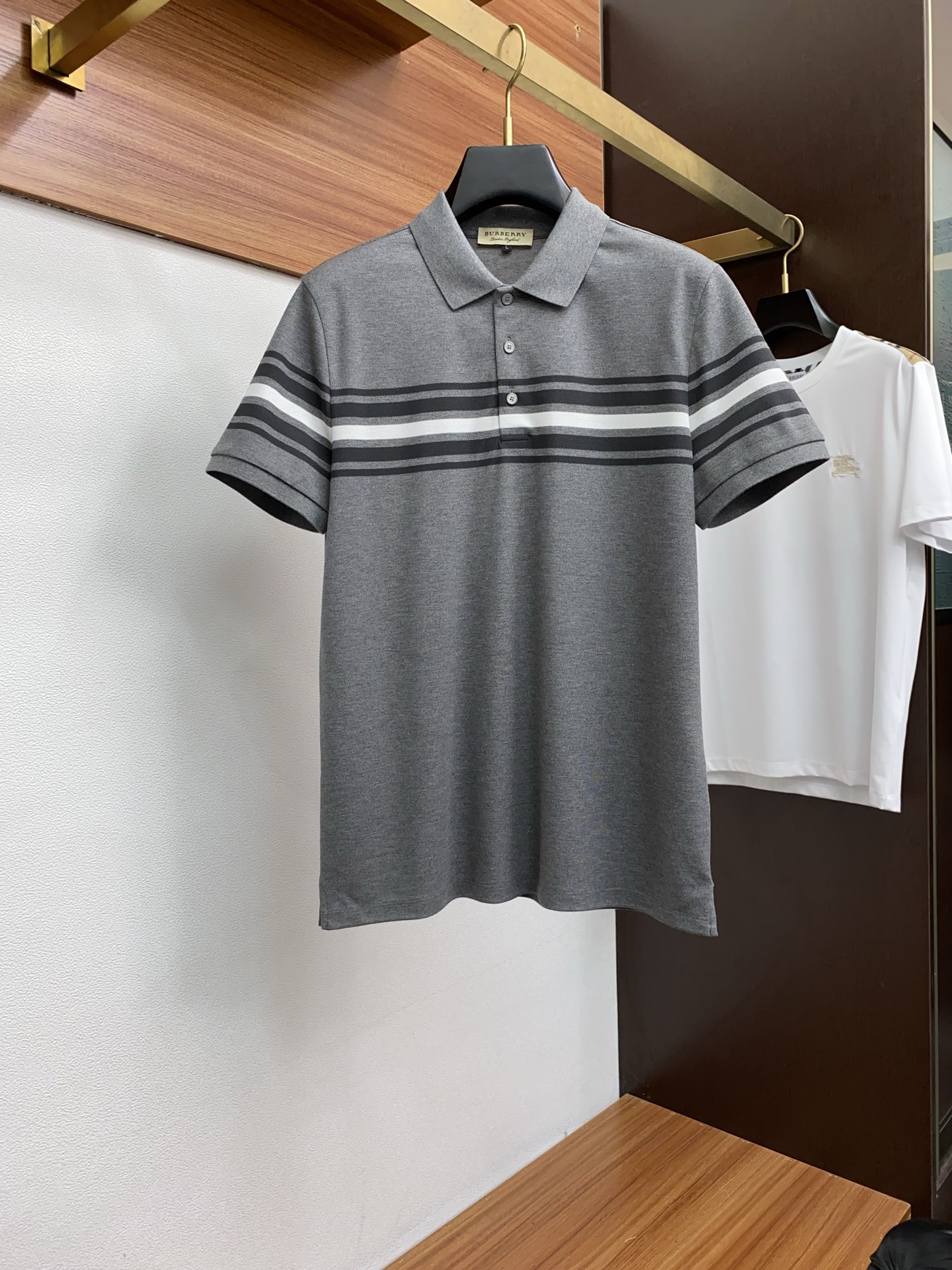 巴宝莉 臻品定制系列的设计POLO衫确实独具匠心，展现了定制服装的精致与品味。定制蜂窝珠地材质，不仅触