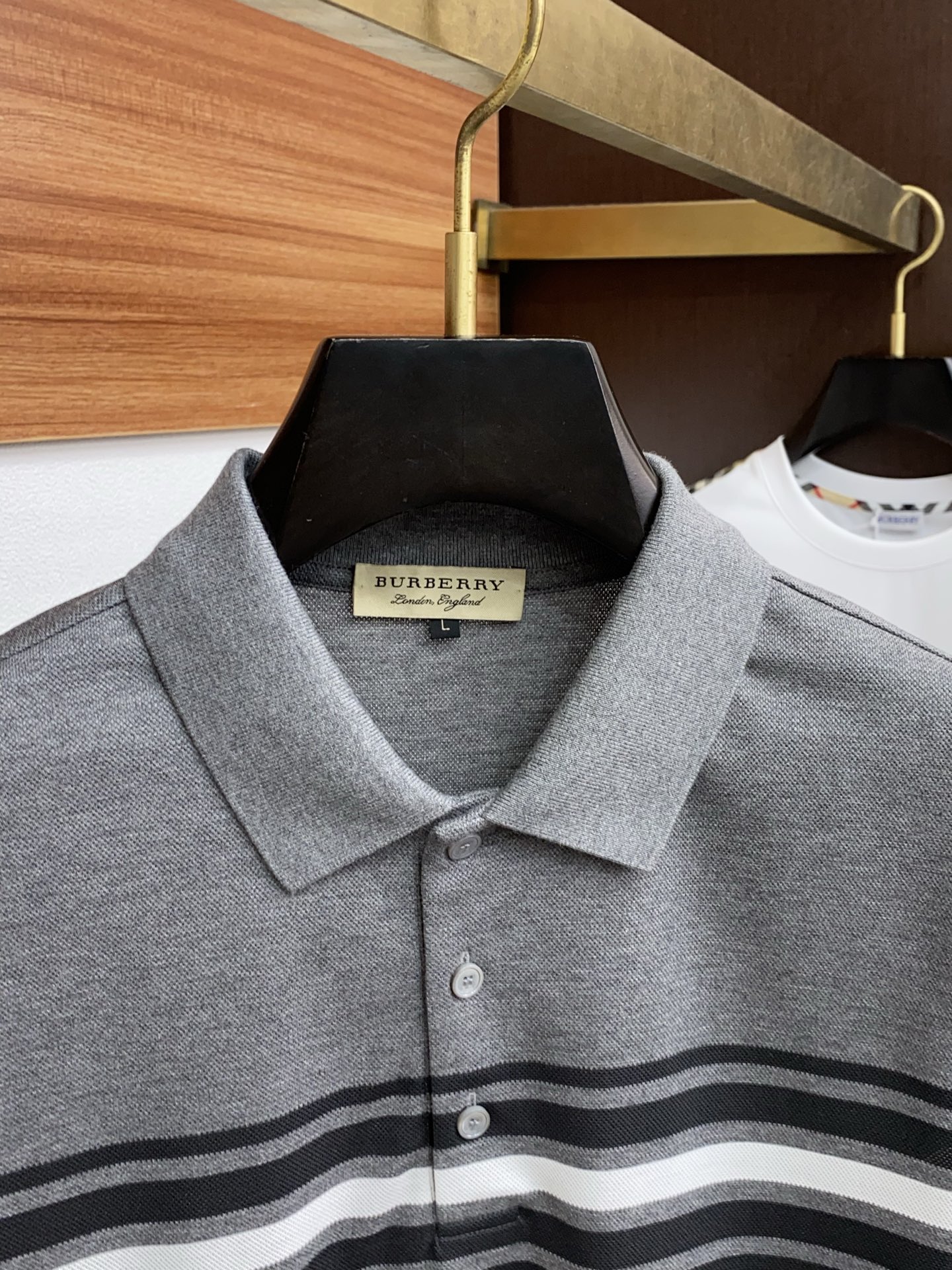  巴宝莉 臻品定制系列的设计POLO衫确实独具匠心，展现了定制服装的精致与品味。定制蜂窝珠地材质，不仅触