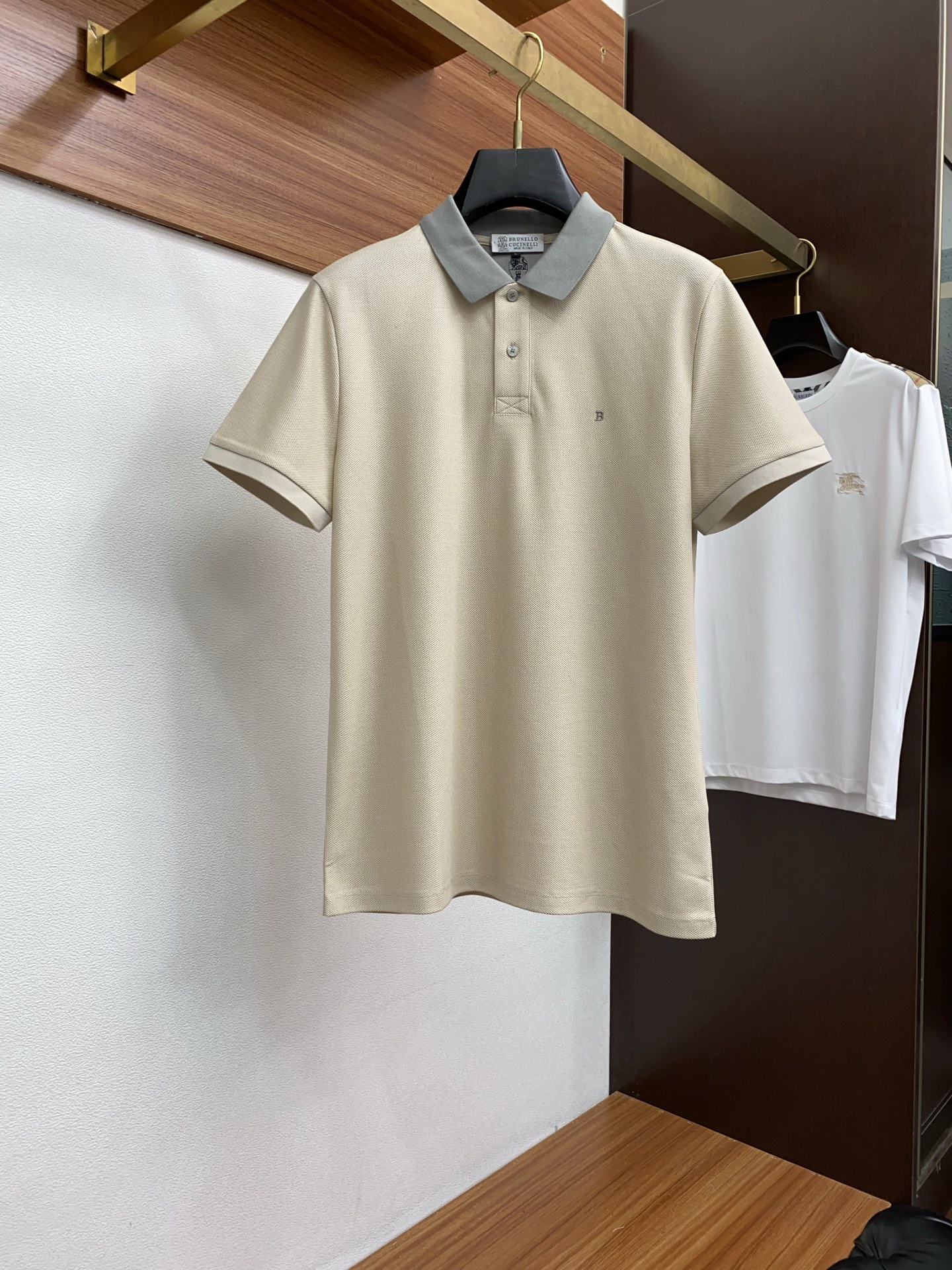  BC 臻品定制系列的设计POLO衫确实独具匠心，展现了定制服装的精致与品味。定制蜂窝珠地材质，不仅触感