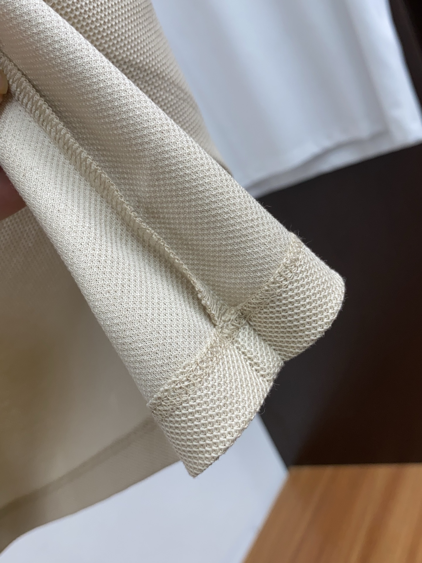  BC 臻品定制系列的设计POLO衫确实独具匠心，展现了定制服装的精致与品味。定制蜂窝珠地材质，不仅触感