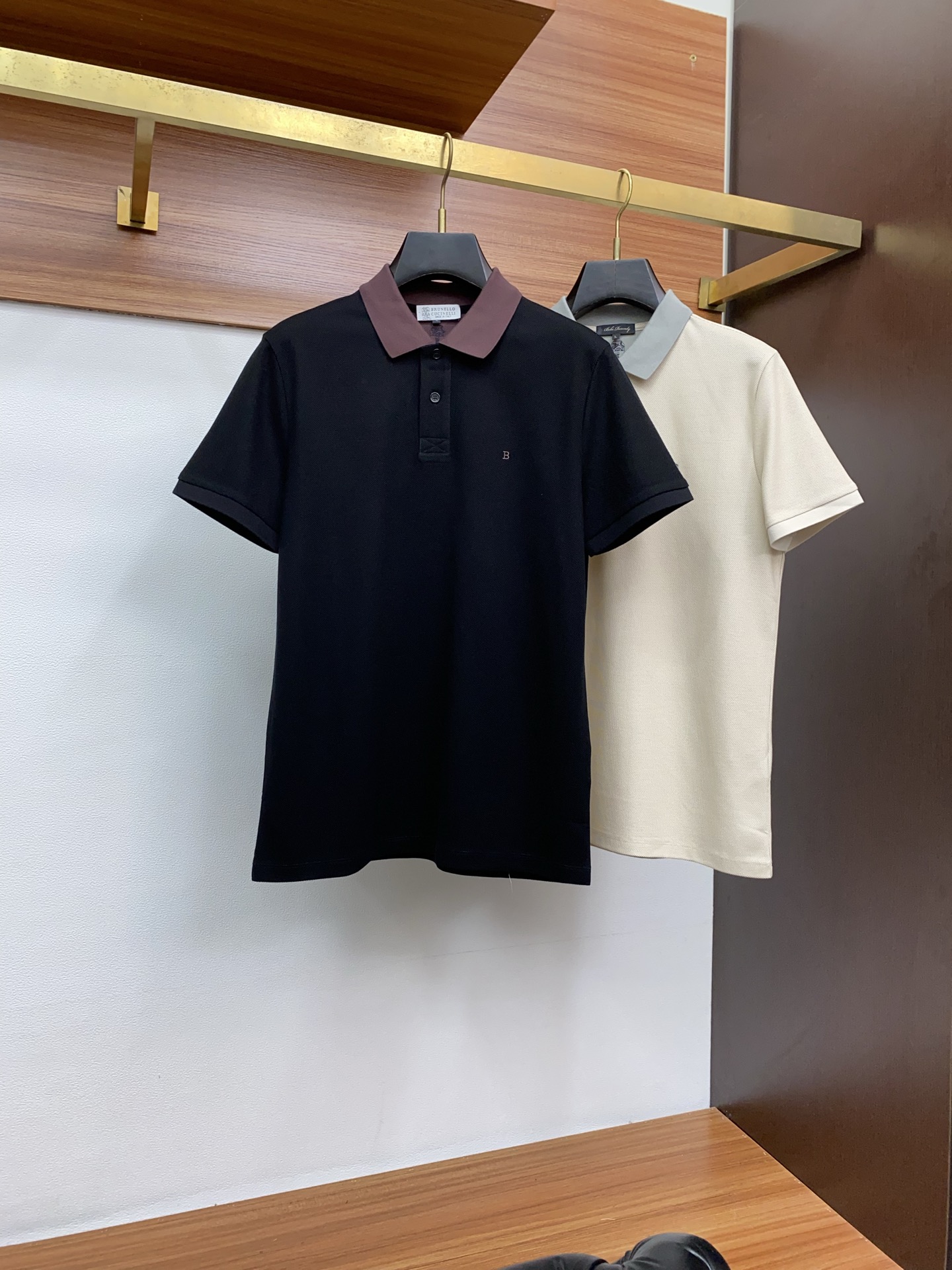  BC 臻品定制系列的设计POLO衫确实独具匠心，展现了定制服装的精致与品味。定制蜂窝珠地材质，不仅触感