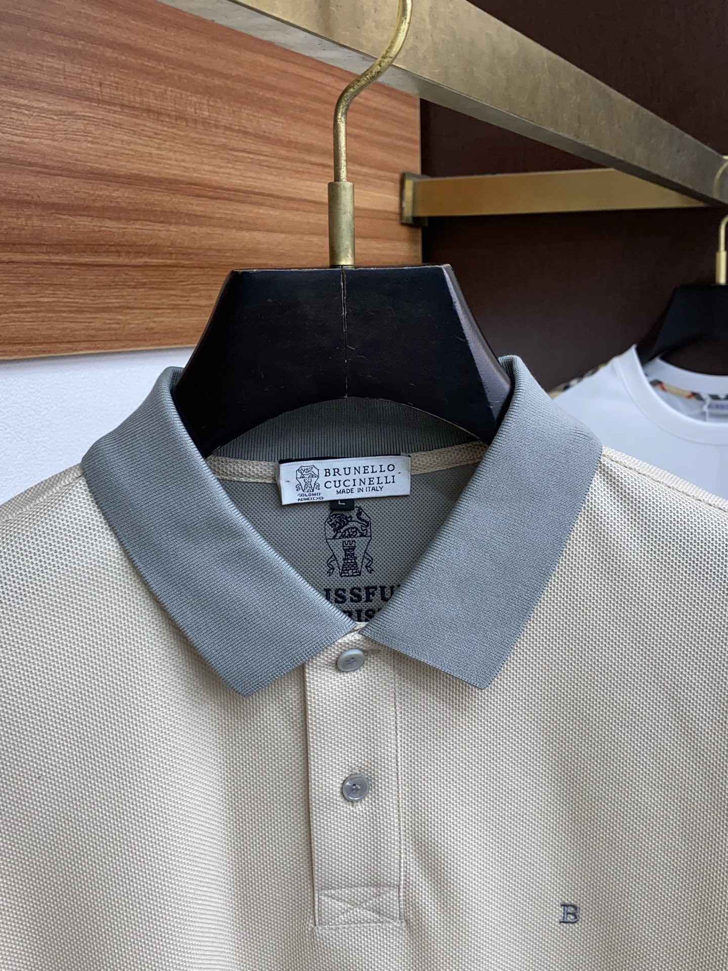  BC 臻品定制系列的设计POLO衫确实独具匠心，展现了定制服装的精致与品味。定制蜂窝珠地材质，不仅触感
