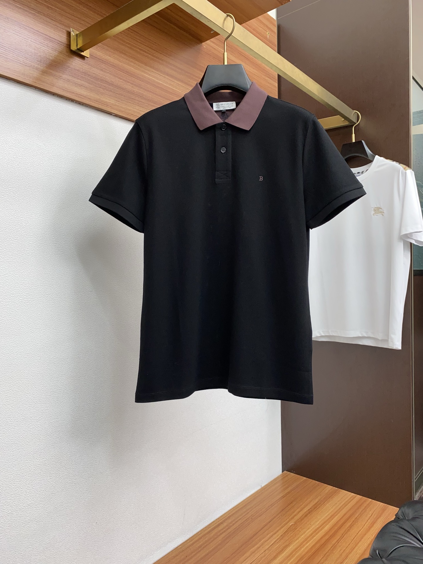  BC 臻品定制系列的设计POLO衫确实独具匠心，展现了定制服装的精致与品味。定制蜂窝珠地材质，不仅触感