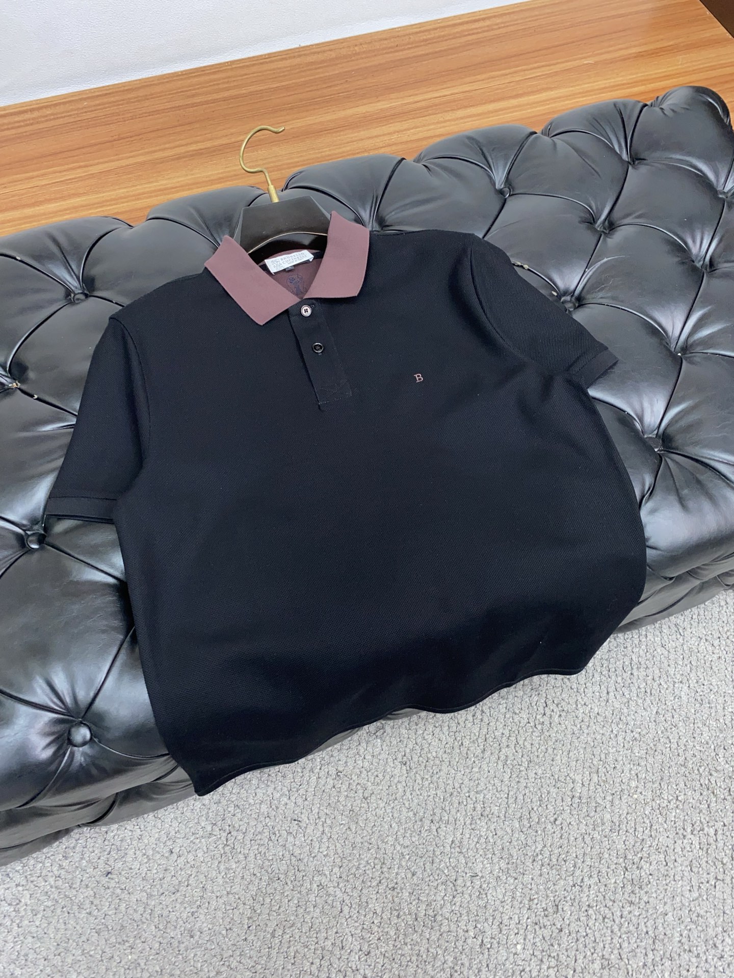  BC 臻品定制系列的设计POLO衫确实独具匠心，展现了定制服装的精致与品味。定制蜂窝珠地材质，不仅触感