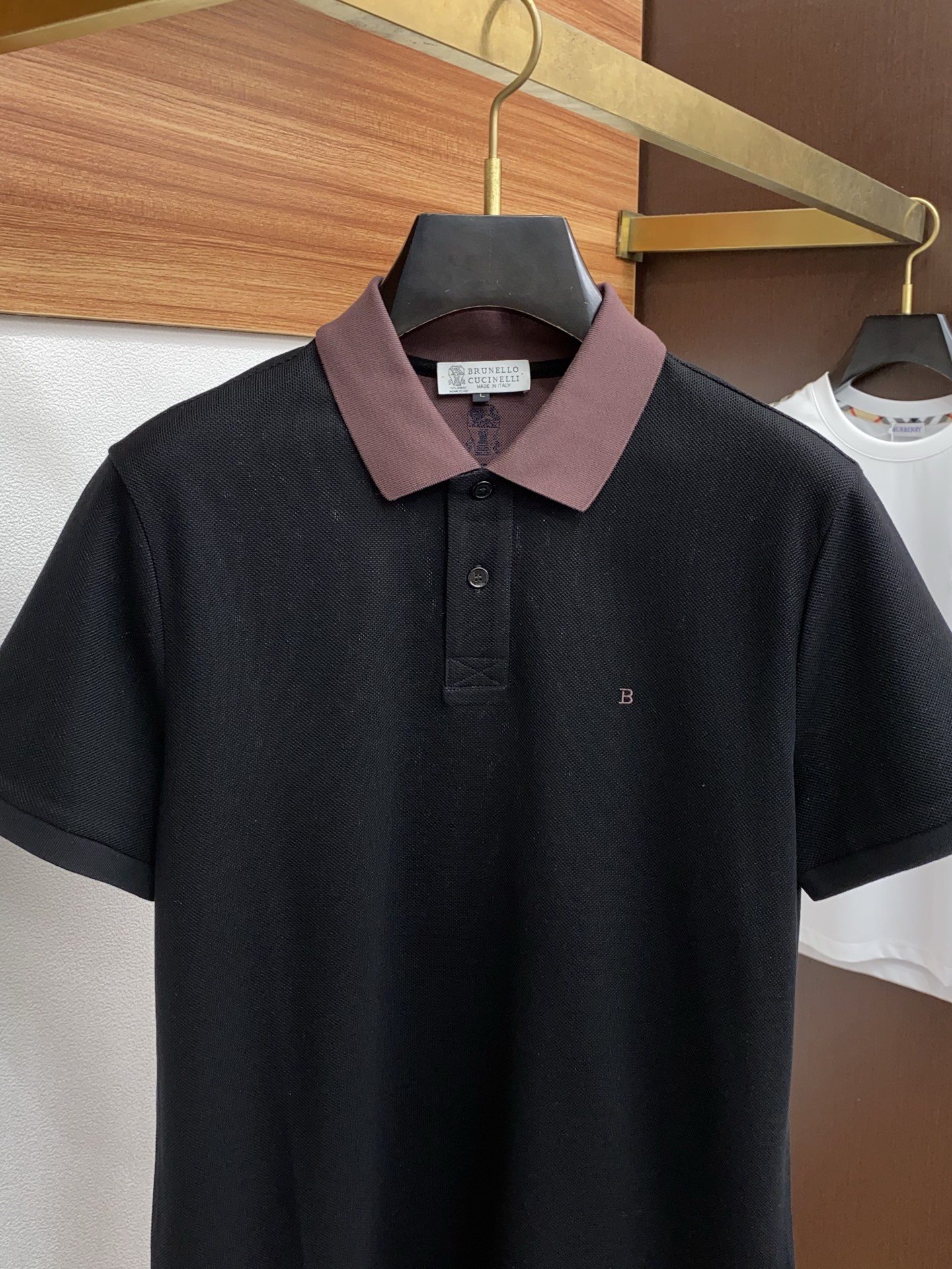  BC 臻品定制系列的设计POLO衫确实独具匠心，展现了定制服装的精致与品味。定制蜂窝珠地材质，不仅触感