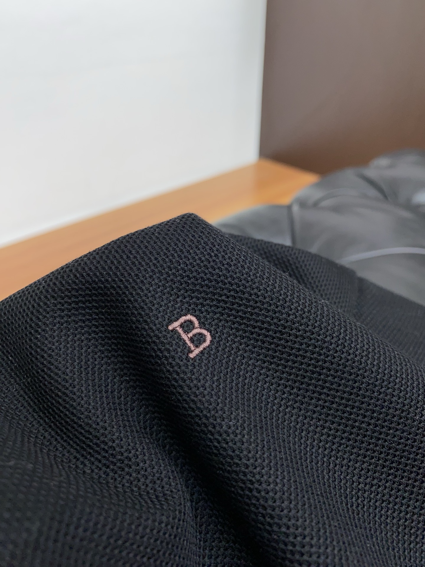  BC 臻品定制系列的设计POLO衫确实独具匠心，展现了定制服装的精致与品味。定制蜂窝珠地材质，不仅触感