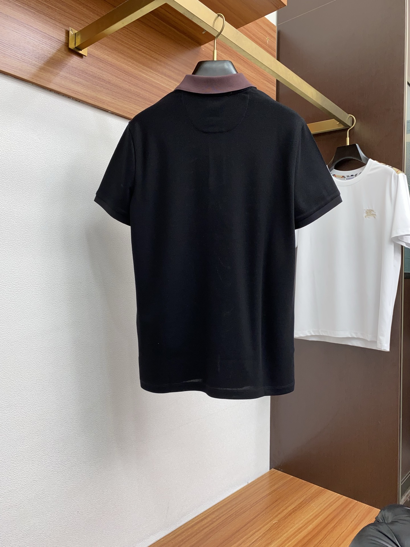  BC 臻品定制系列的设计POLO衫确实独具匠心，展现了定制服装的精致与品味。定制蜂窝珠地材质，不仅触感