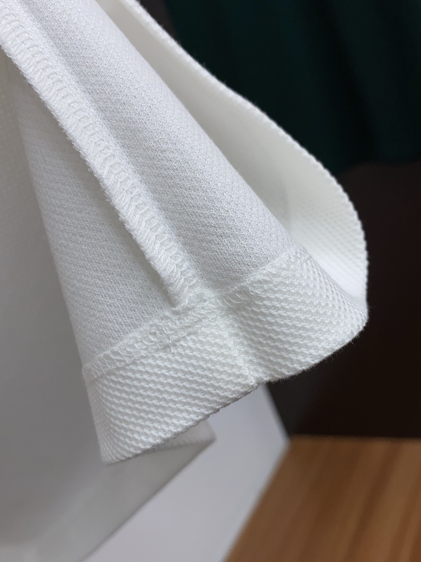  蒙口 臻品定制系列的设计POLO衫确实独具匠心，展现了定制服装的精致与品味。定制蜂窝珠地材质，不仅触感