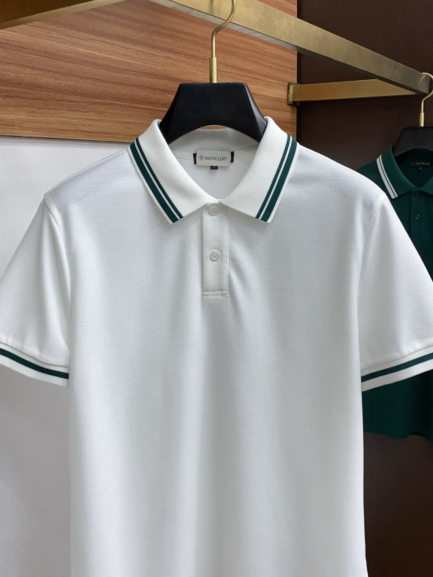  蒙口 臻品定制系列的设计POLO衫确实独具匠心，展现了定制服装的精致与品味。定制蜂窝珠地材质，不仅触感