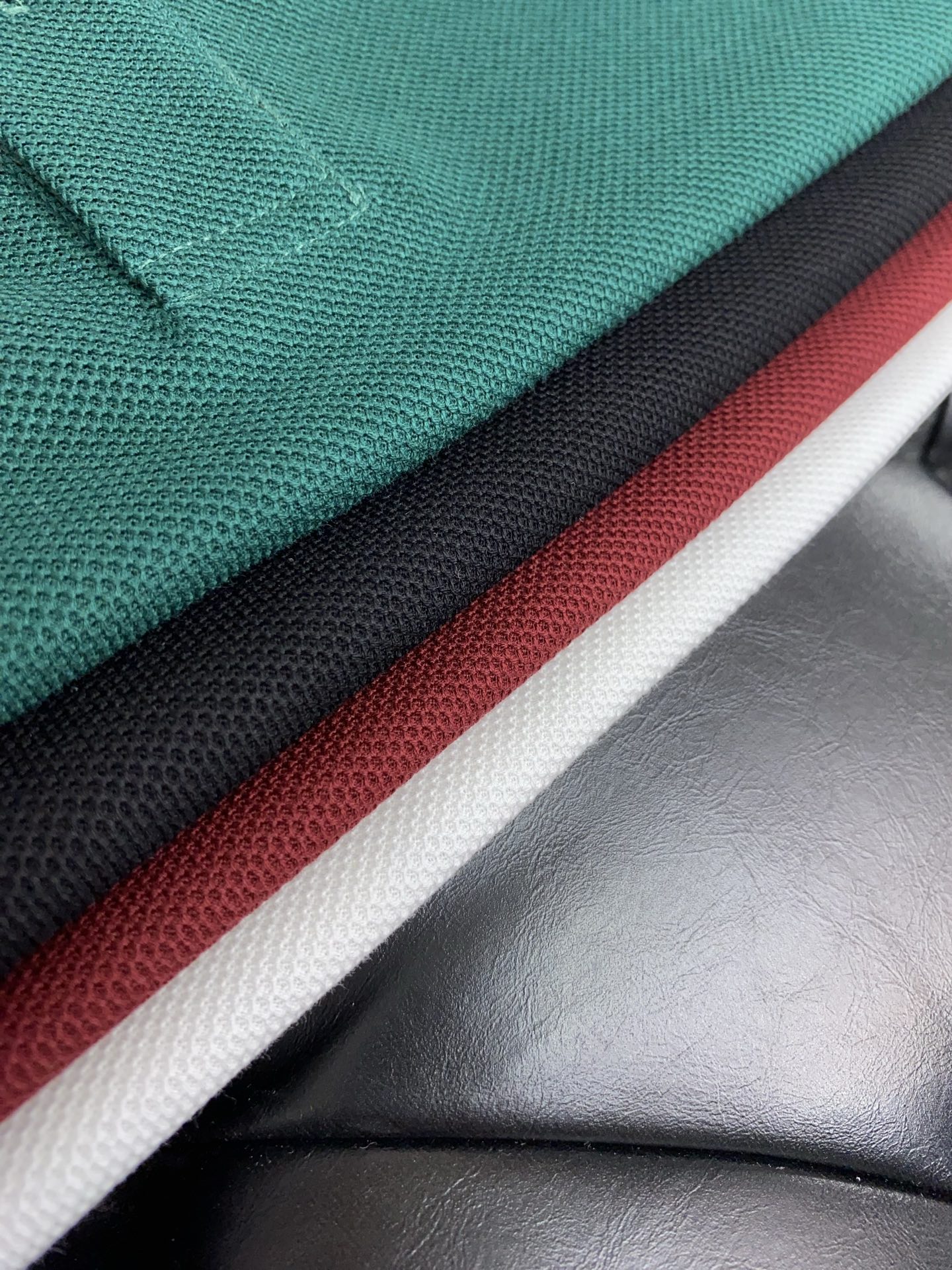  蒙口 臻品定制系列的设计POLO衫确实独具匠心，展现了定制服装的精致与品味。定制蜂窝珠地材质，不仅触感