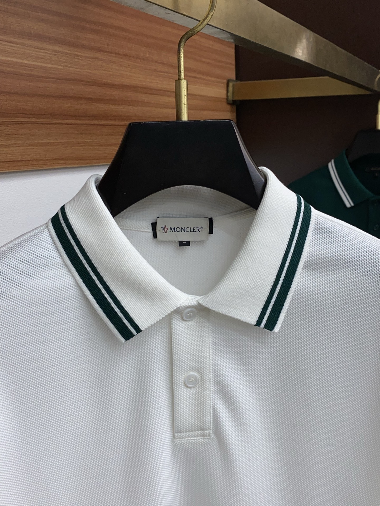  蒙口 臻品定制系列的设计POLO衫确实独具匠心，展现了定制服装的精致与品味。定制蜂窝珠地材质，不仅触感