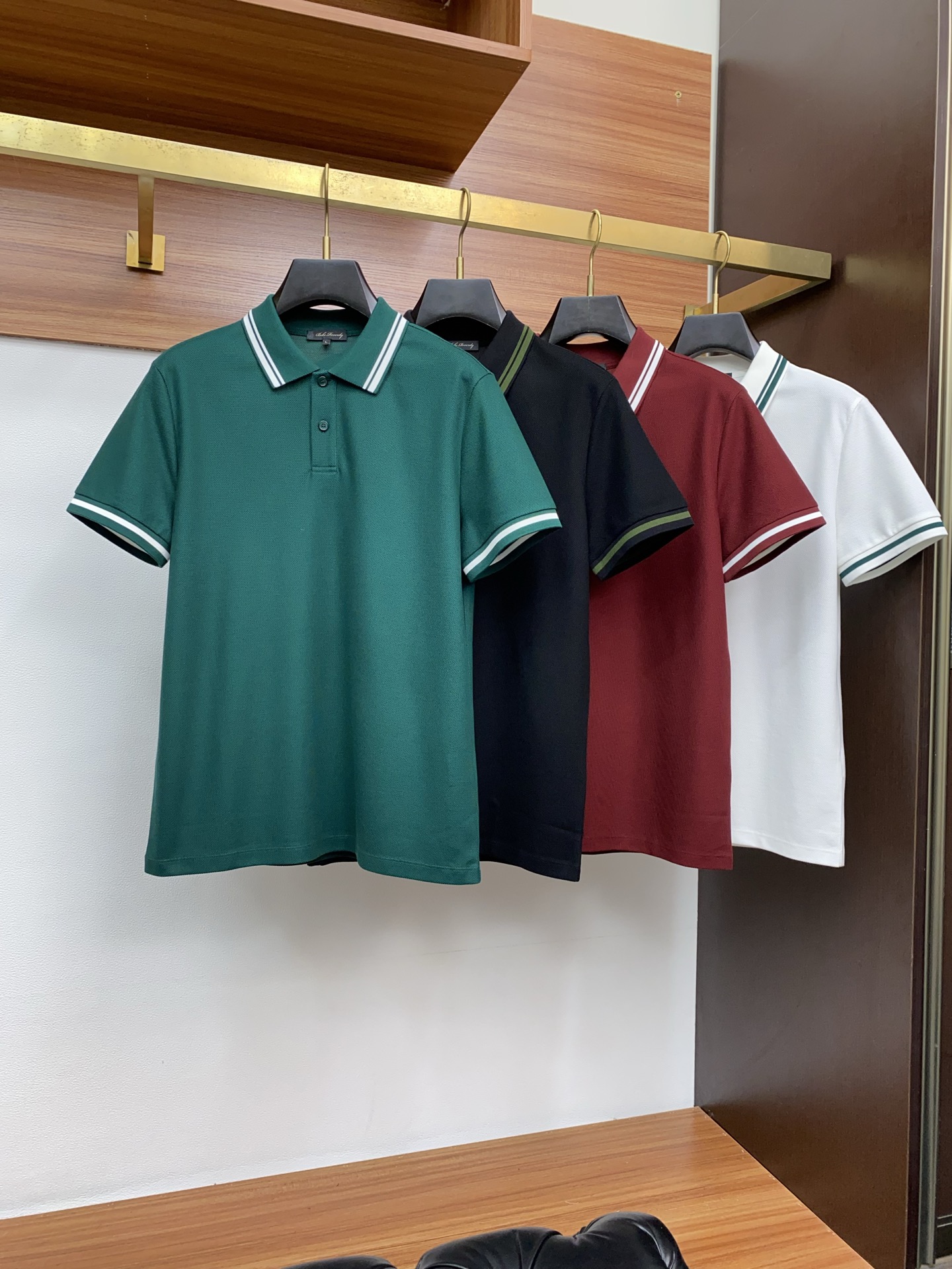  蒙口 臻品定制系列的设计POLO衫确实独具匠心，展现了定制服装的精致与品味。定制蜂窝珠地材质，不仅触感