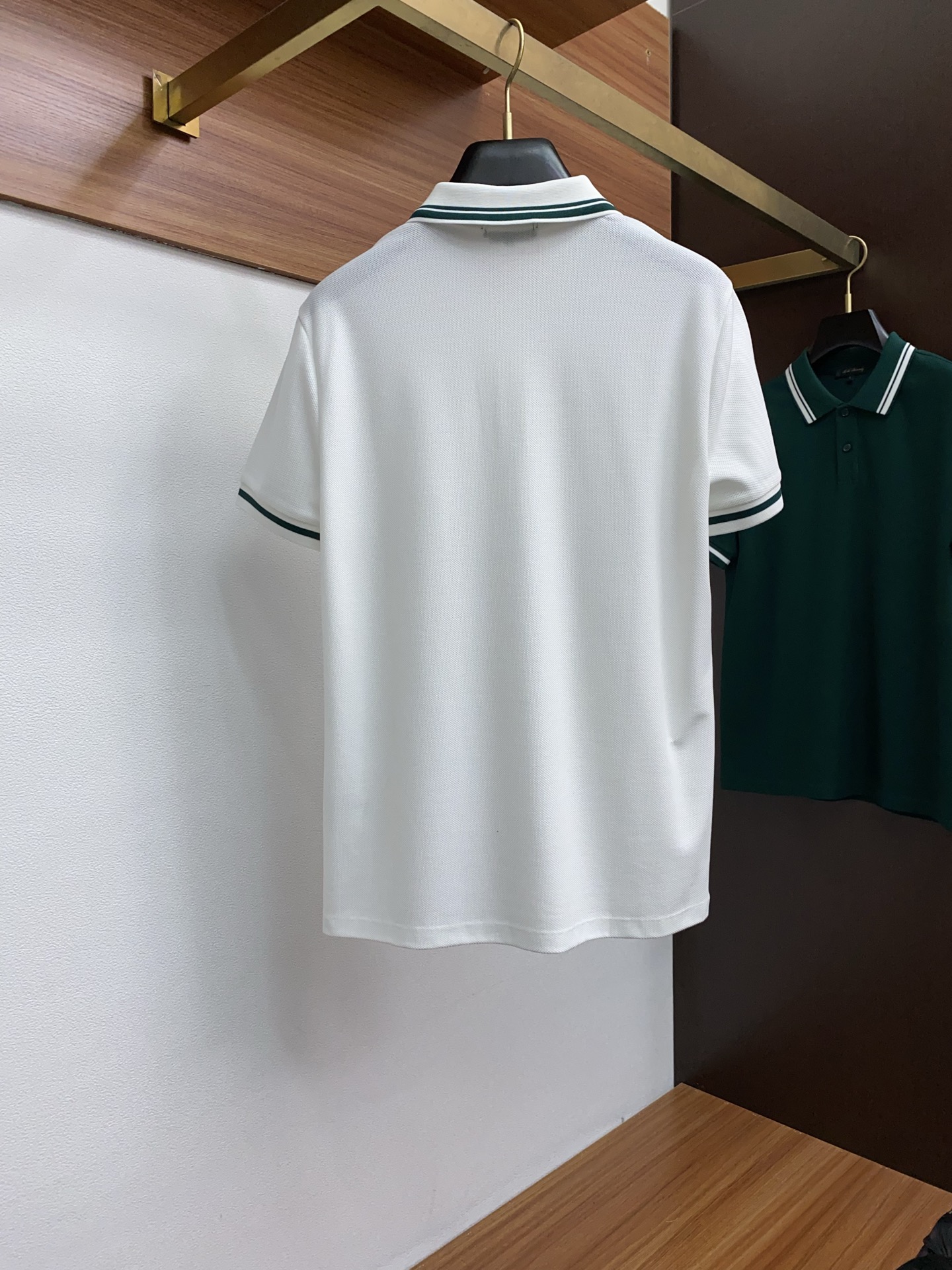  蒙口 臻品定制系列的设计POLO衫确实独具匠心，展现了定制服装的精致与品味。定制蜂窝珠地材质，不仅触感