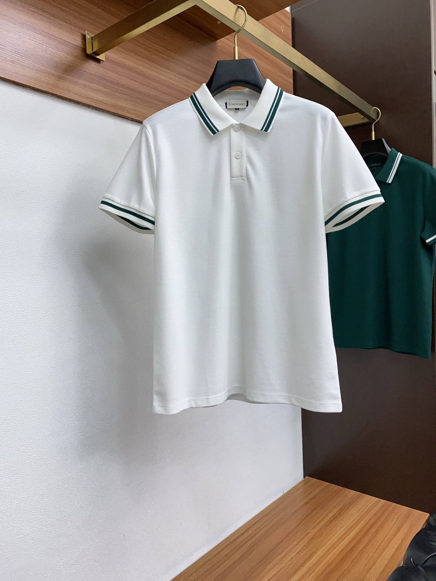  蒙口 臻品定制系列的设计POLO衫确实独具匠心，展现了定制服装的精致与品味。定制蜂窝珠地材质，不仅触感