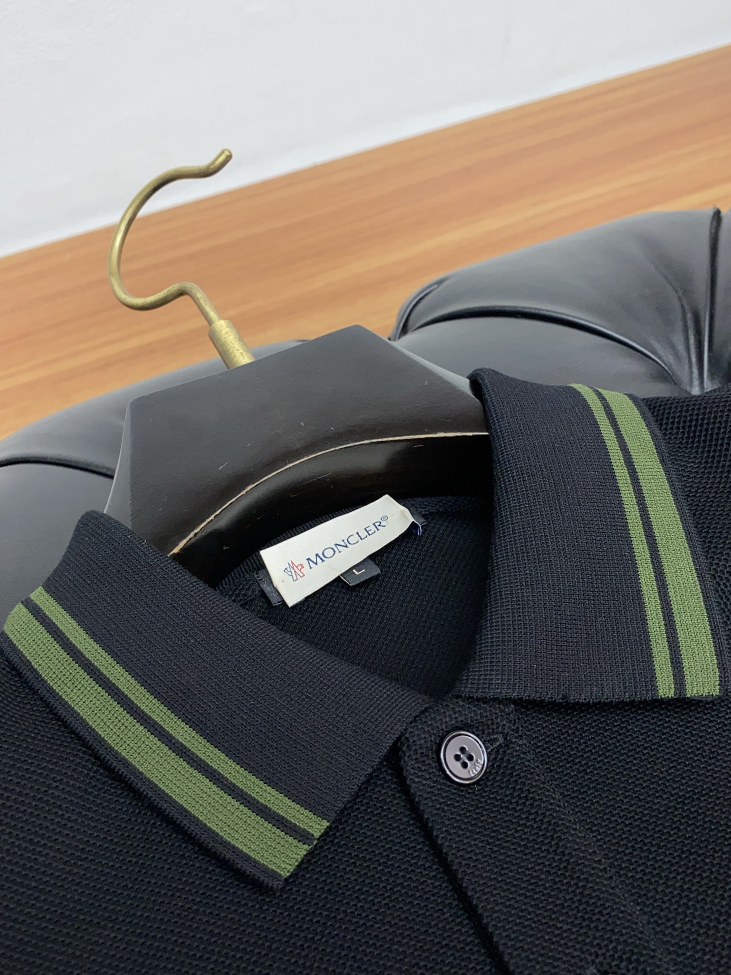  蒙口 臻品定制系列的设计POLO衫确实独具匠心，展现了定制服装的精致与品味。定制蜂窝珠地材质，不仅触感