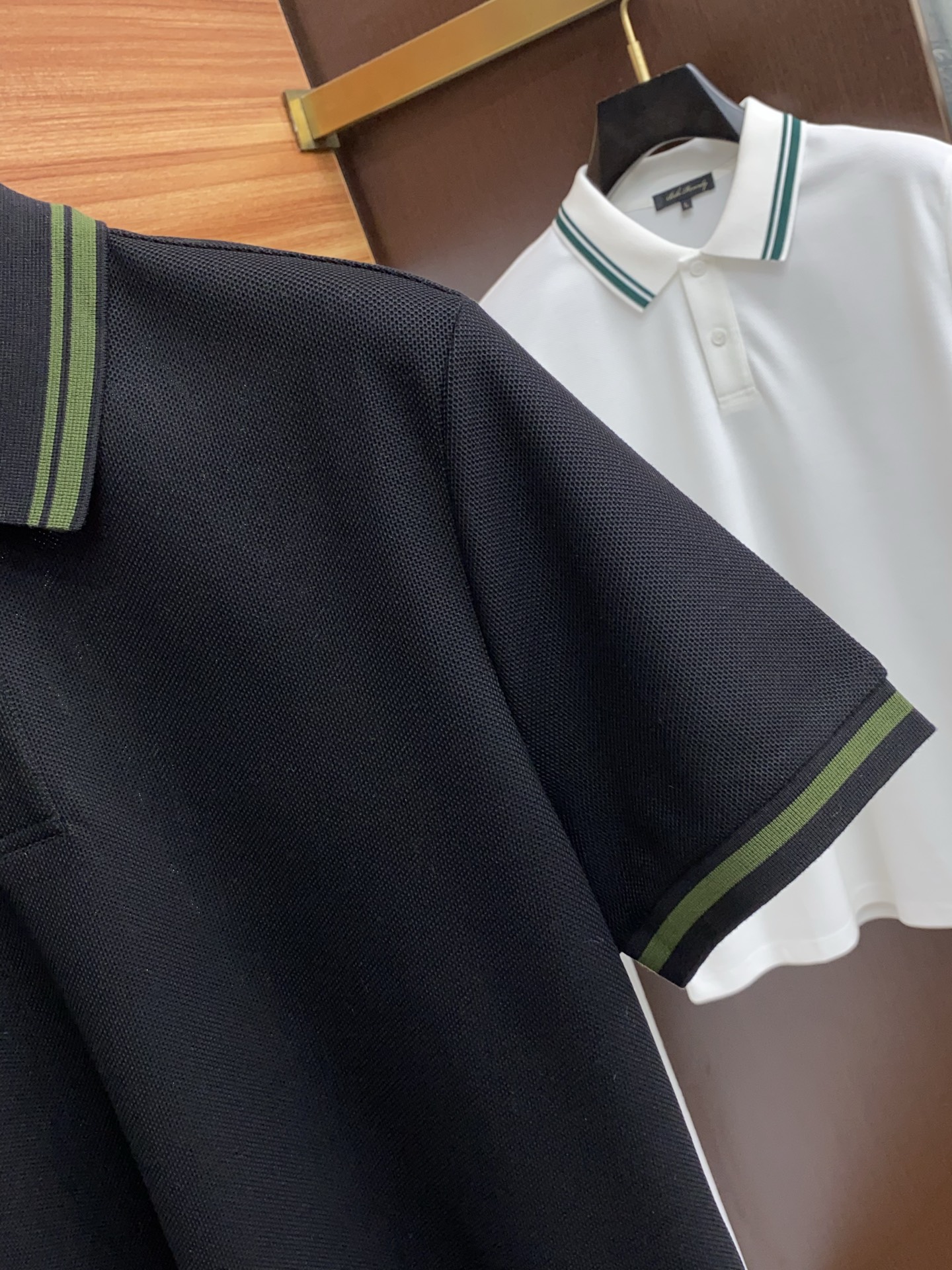 蒙口 臻品定制系列的设计POLO衫确实独具匠心，展现了定制服装的精致与品味。定制蜂窝珠地材质，不仅触感