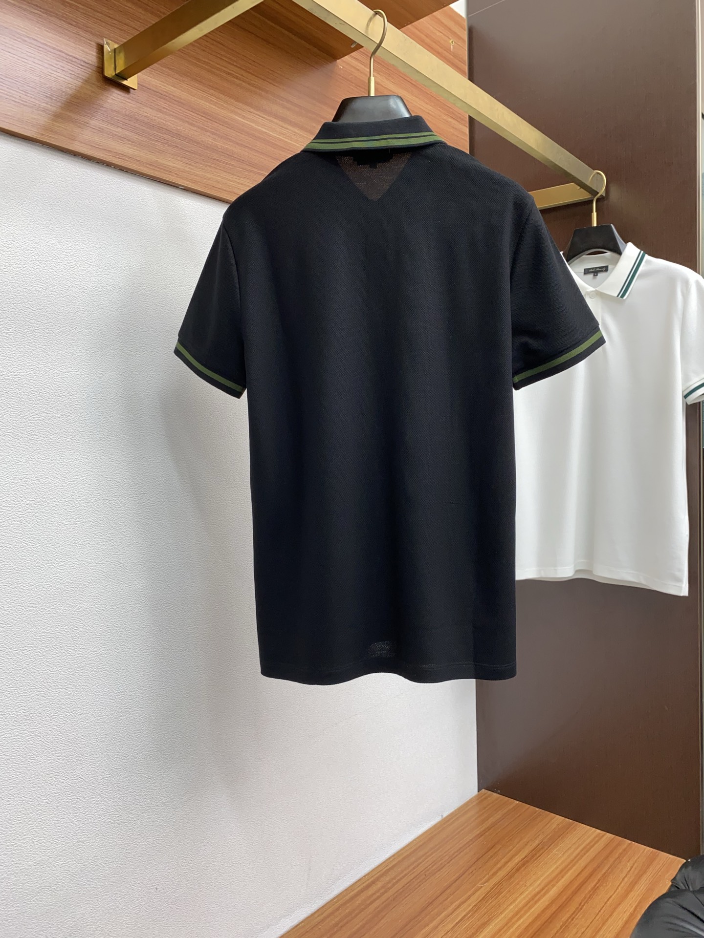  蒙口 臻品定制系列的设计POLO衫确实独具匠心，展现了定制服装的精致与品味。定制蜂窝珠地材质，不仅触感