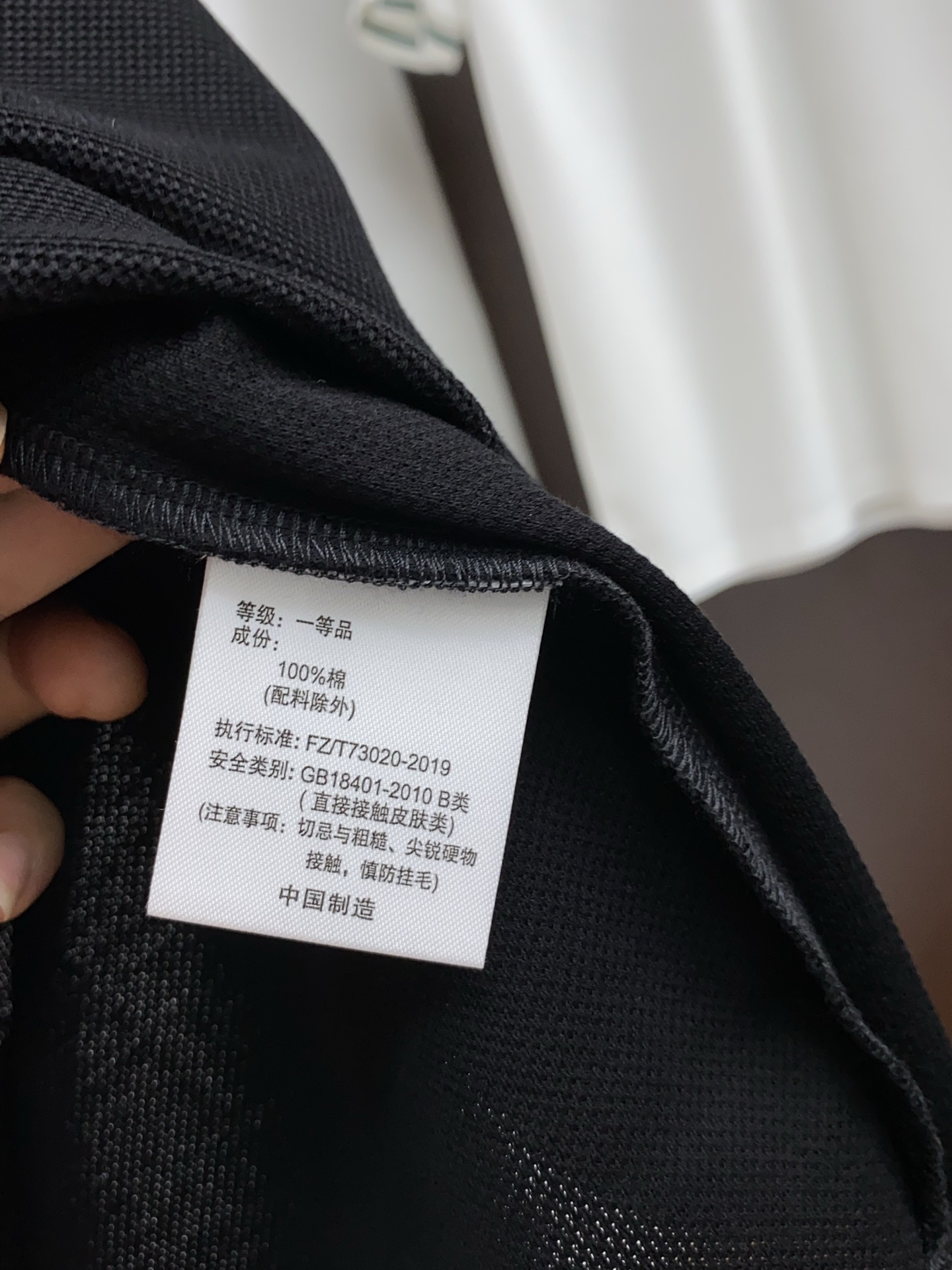  蒙口 臻品定制系列的设计POLO衫确实独具匠心，展现了定制服装的精致与品味。定制蜂窝珠地材质，不仅触感