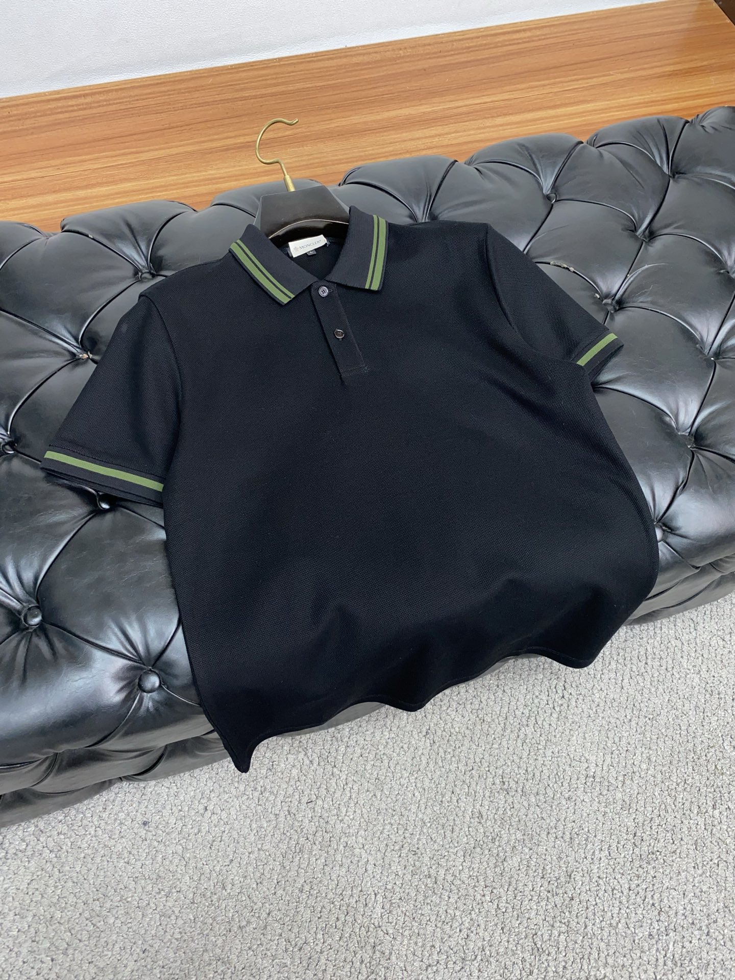  蒙口 臻品定制系列的设计POLO衫确实独具匠心，展现了定制服装的精致与品味。定制蜂窝珠地材质，不仅触感
