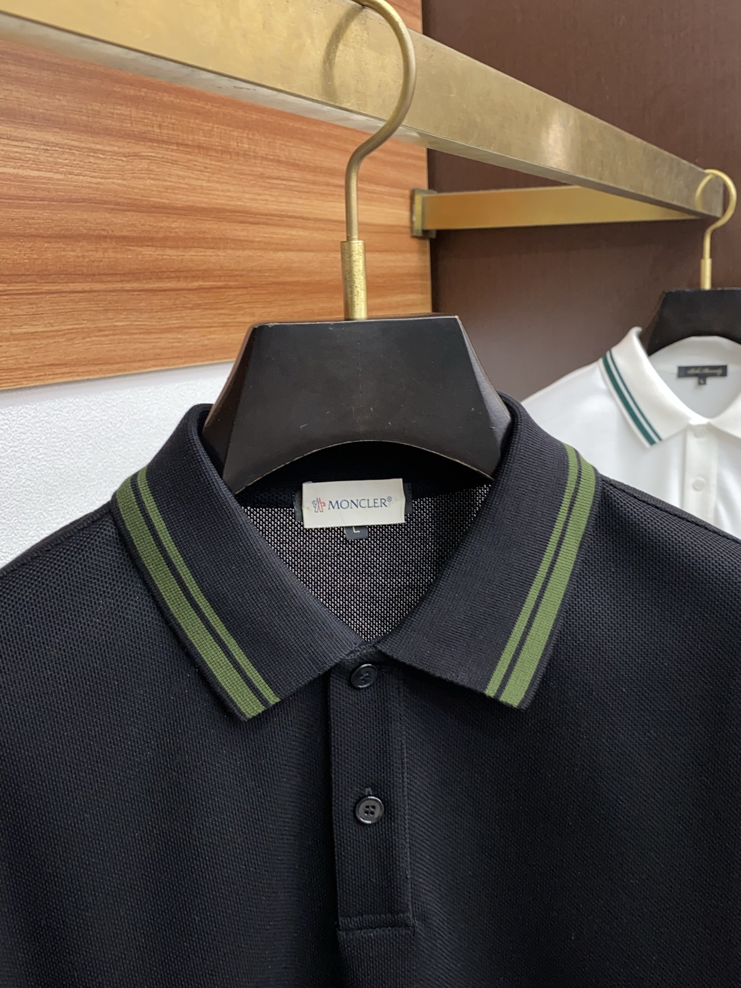  蒙口 臻品定制系列的设计POLO衫确实独具匠心，展现了定制服装的精致与品味。定制蜂窝珠地材质，不仅触感