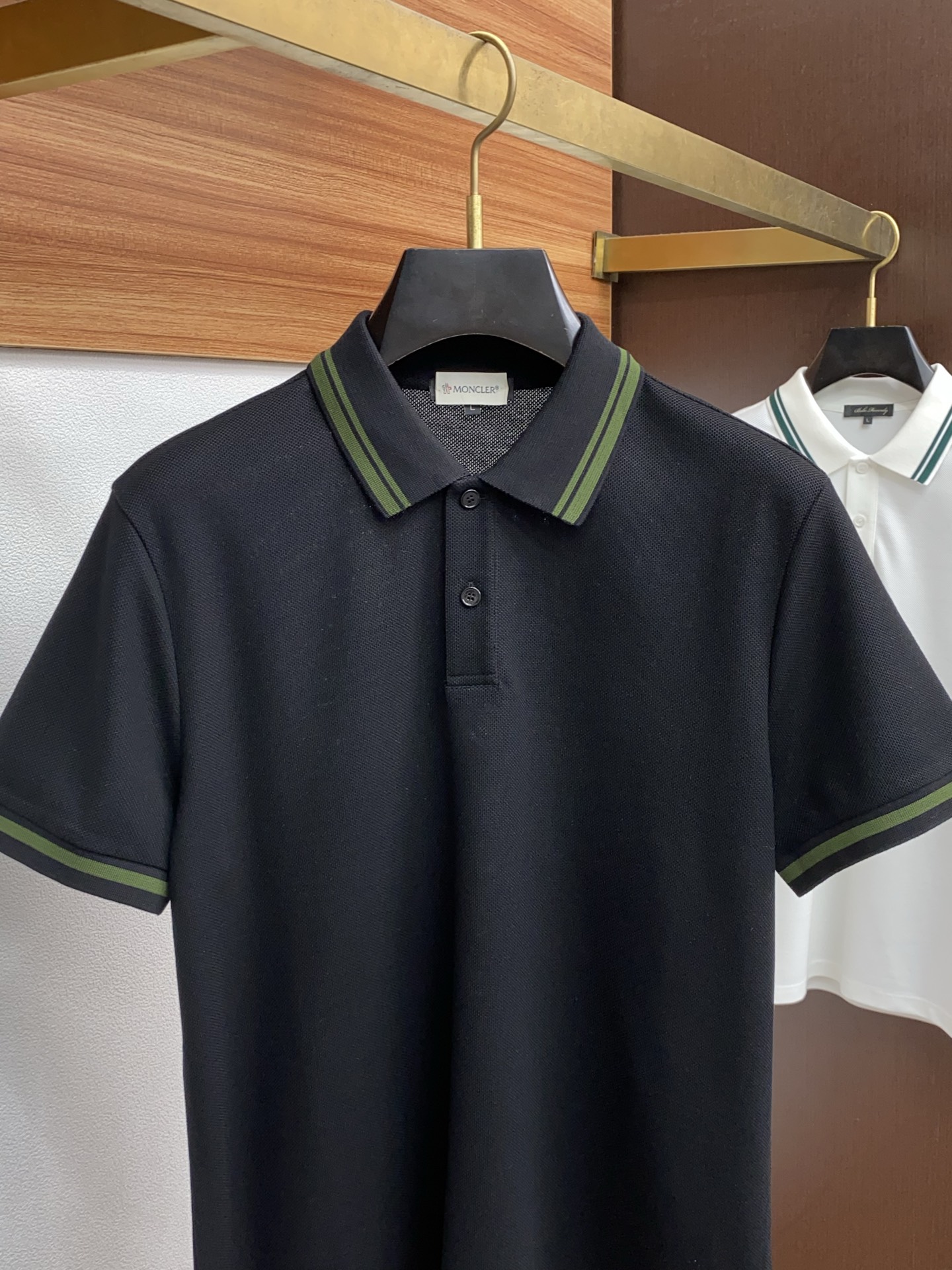  蒙口 臻品定制系列的设计POLO衫确实独具匠心，展现了定制服装的精致与品味。定制蜂窝珠地材质，不仅触感