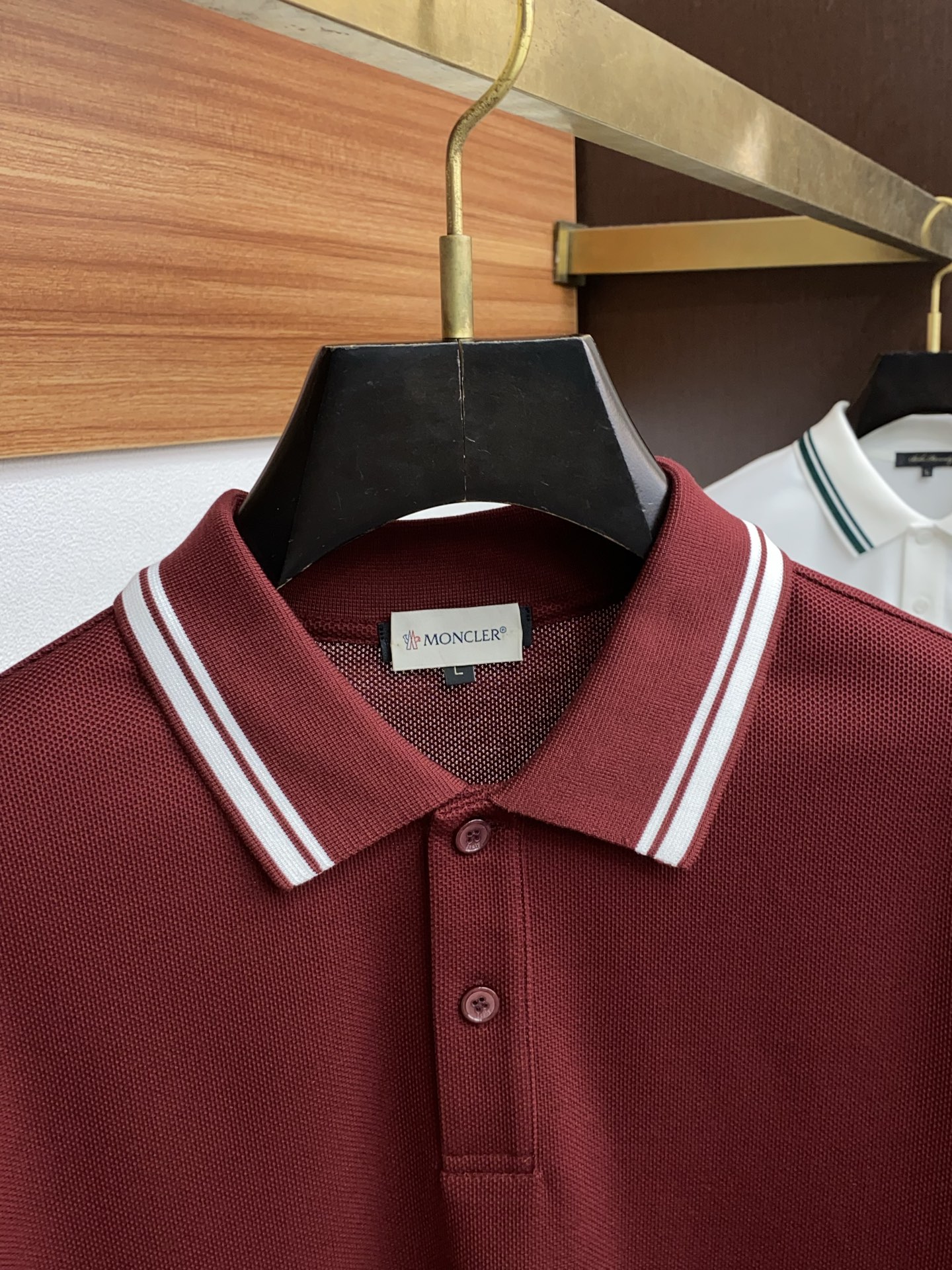 蒙口 臻品定制系列的设计POLO衫确实独具匠心，展现了定制服装的精致与品味。定制蜂窝珠地材质，不仅触感