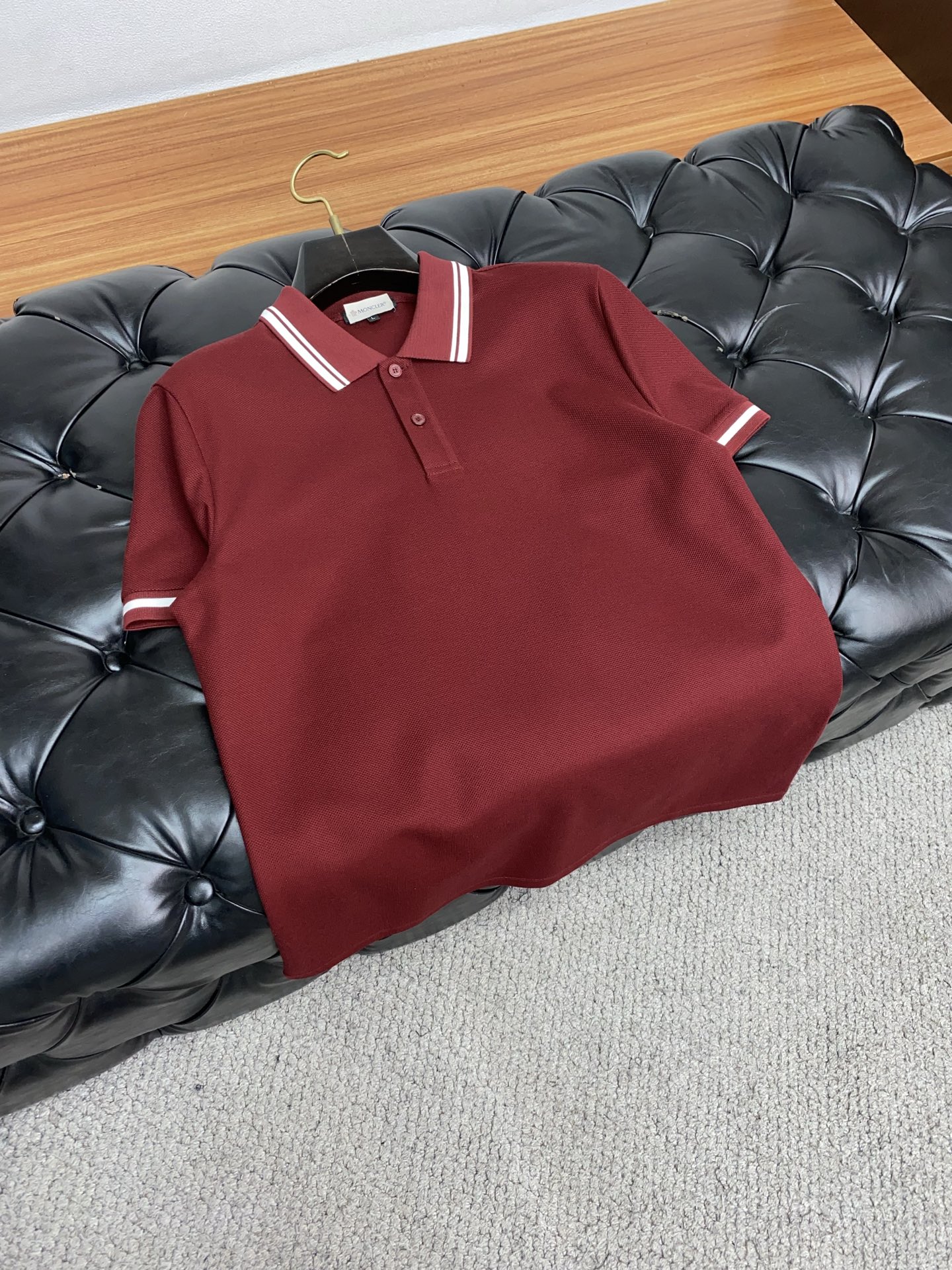  蒙口 臻品定制系列的设计POLO衫确实独具匠心，展现了定制服装的精致与品味。定制蜂窝珠地材质，不仅触感