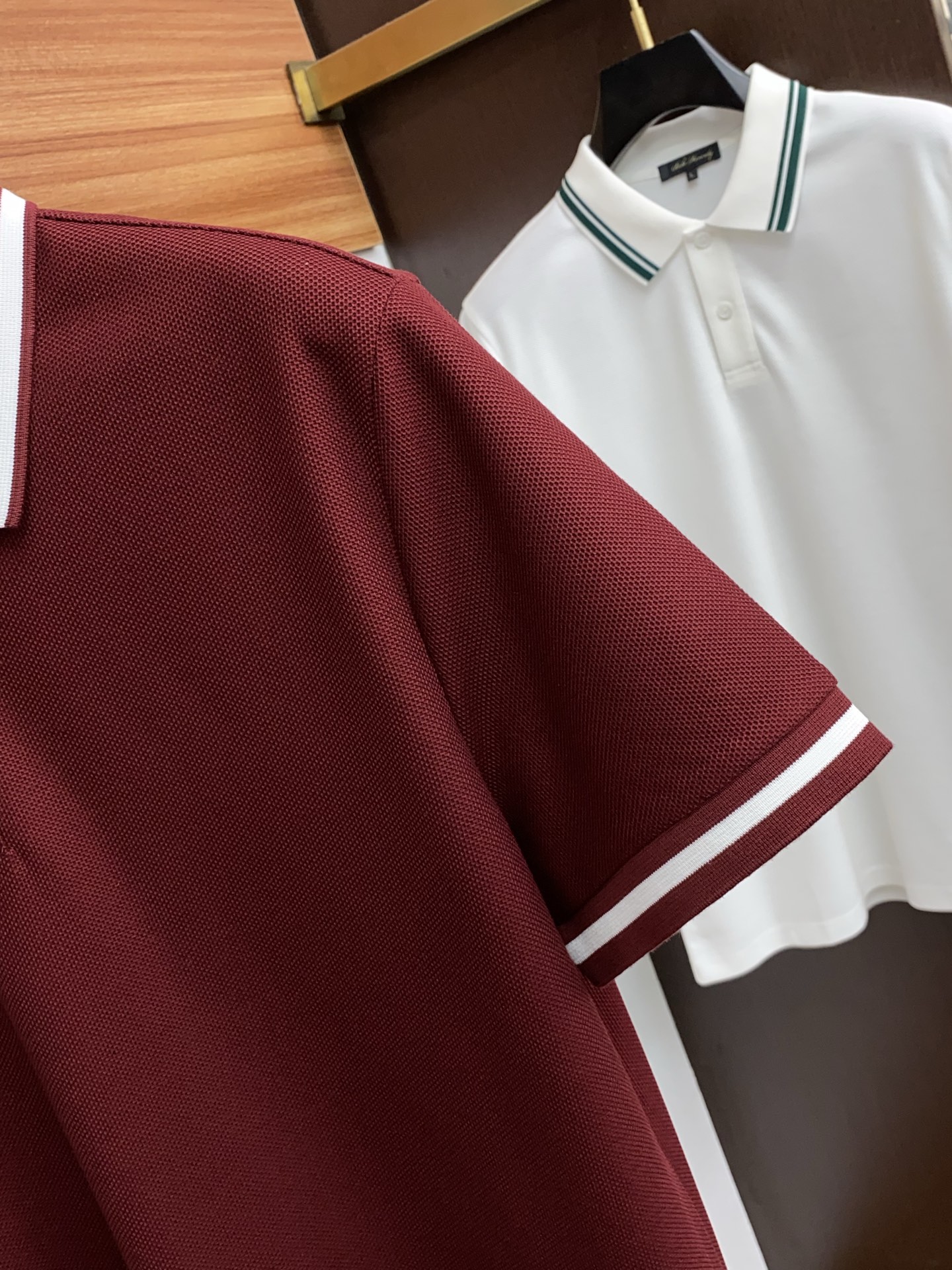  蒙口 臻品定制系列的设计POLO衫确实独具匠心，展现了定制服装的精致与品味。定制蜂窝珠地材质，不仅触感
