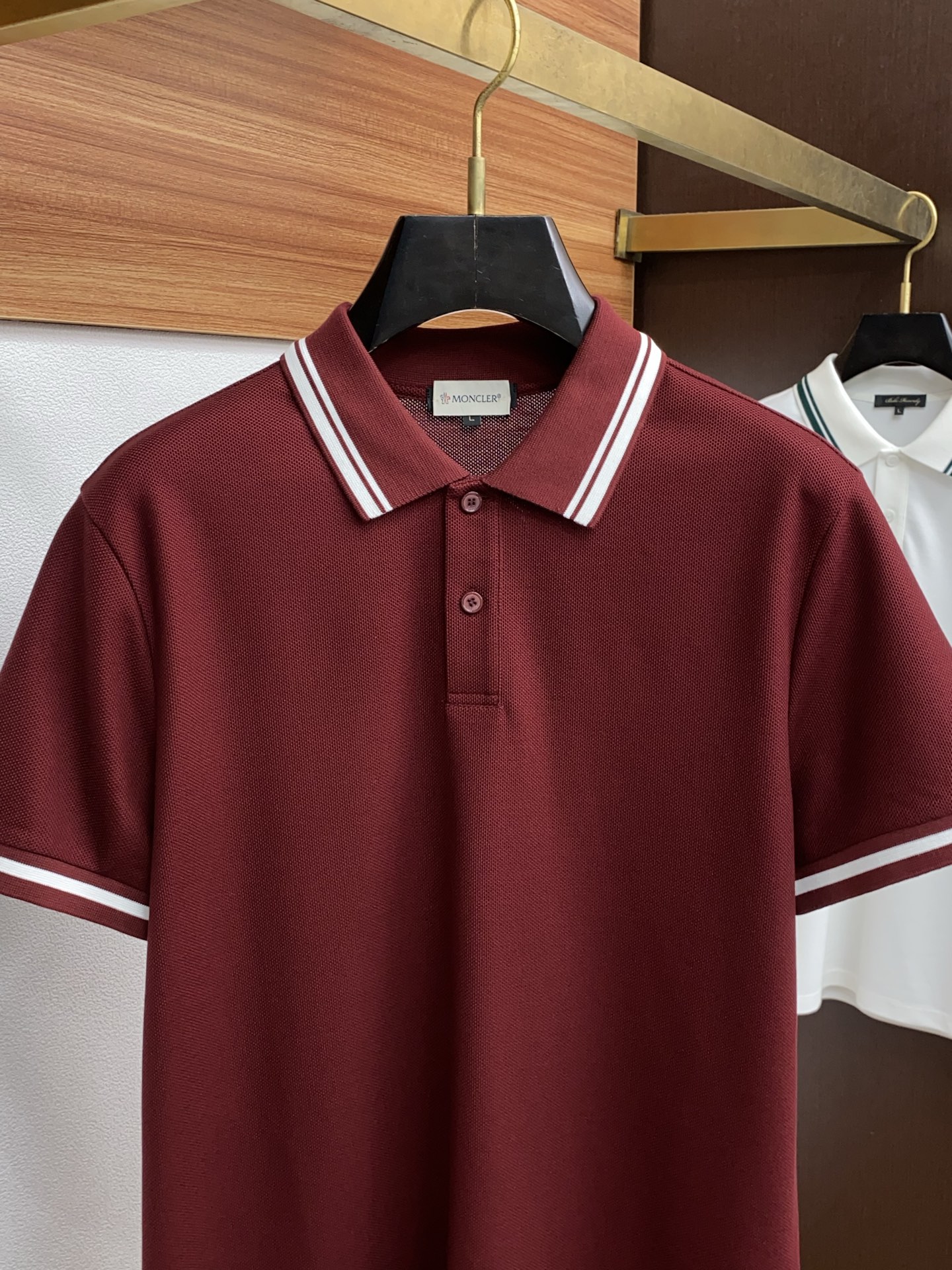  蒙口 臻品定制系列的设计POLO衫确实独具匠心，展现了定制服装的精致与品味。定制蜂窝珠地材质，不仅触感