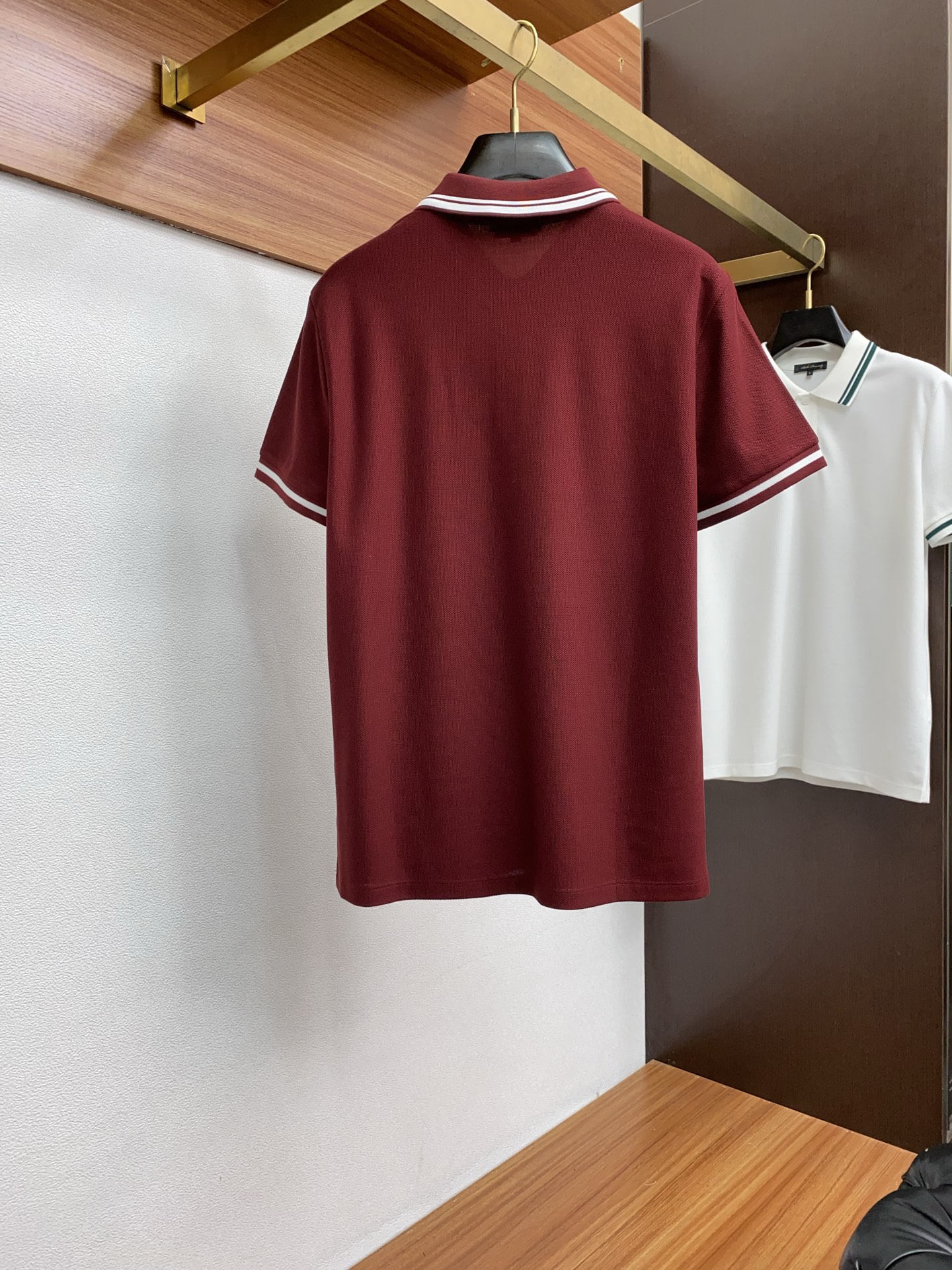  蒙口 臻品定制系列的设计POLO衫确实独具匠心，展现了定制服装的精致与品味。定制蜂窝珠地材质，不仅触感