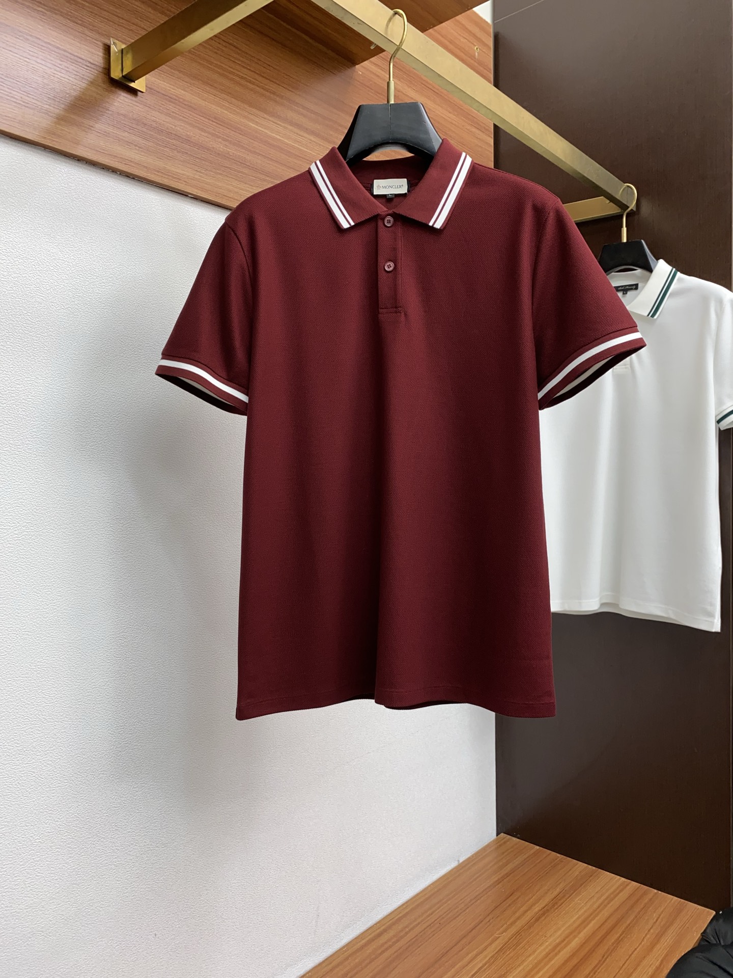  蒙口 臻品定制系列的设计POLO衫确实独具匠心，展现了定制服装的精致与品味。定制蜂窝珠地材质，不仅触感
