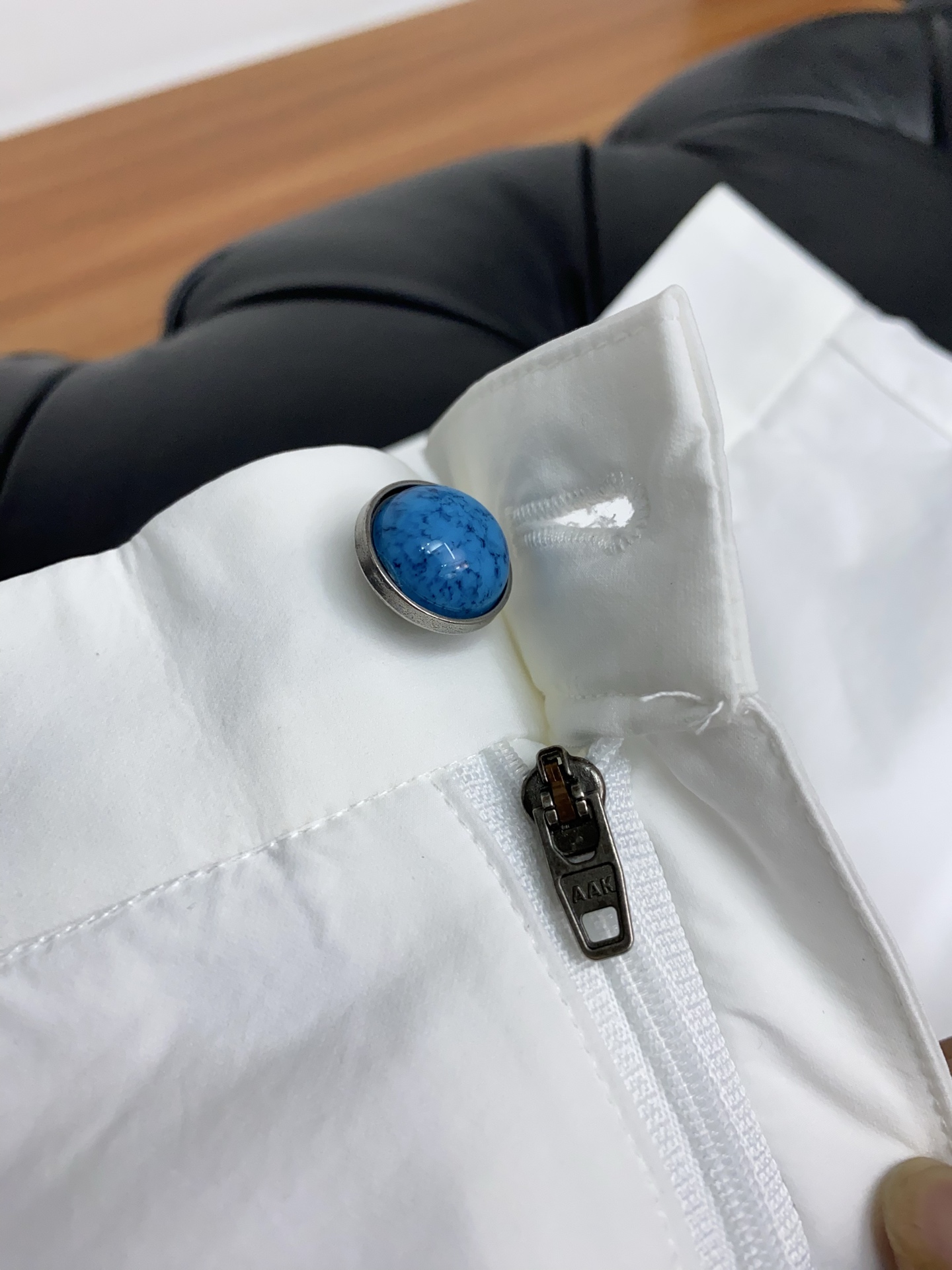  1v路易威登 2025春夏季新款，最新定制原版天丝亚麻休闲裤。原版裤型上身休闲百搭、随性慵懒范，高级定