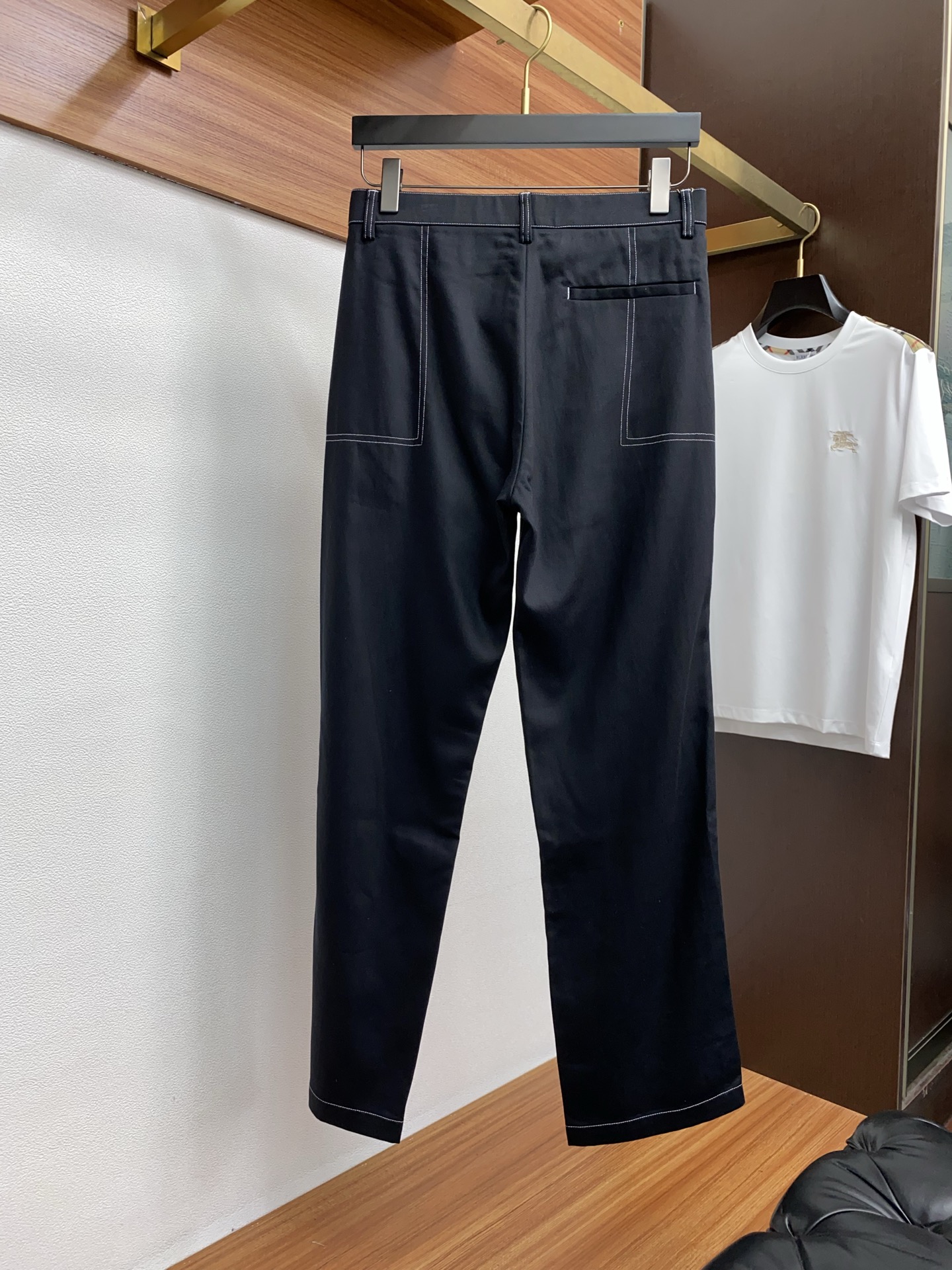  1v路易威登 2025春夏季新款，最新定制原版天丝亚麻休闲裤。原版裤型上身休闲百搭、随性慵懒范，高级定