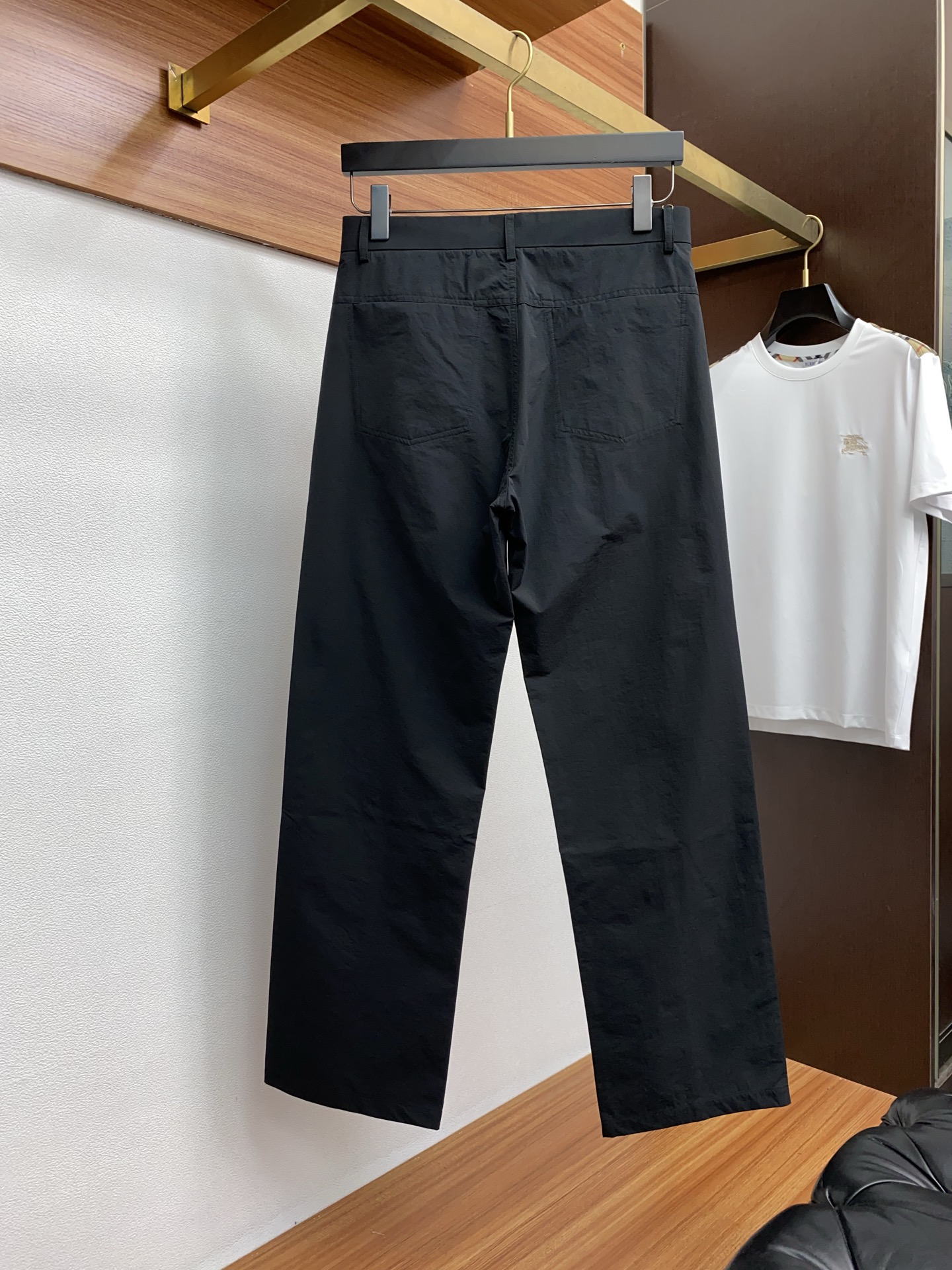  1v路易威登 2025春夏季新款，最新定制原版天丝亚麻休闲裤。原版裤型上身休闲百搭、随性慵懒范，高级定