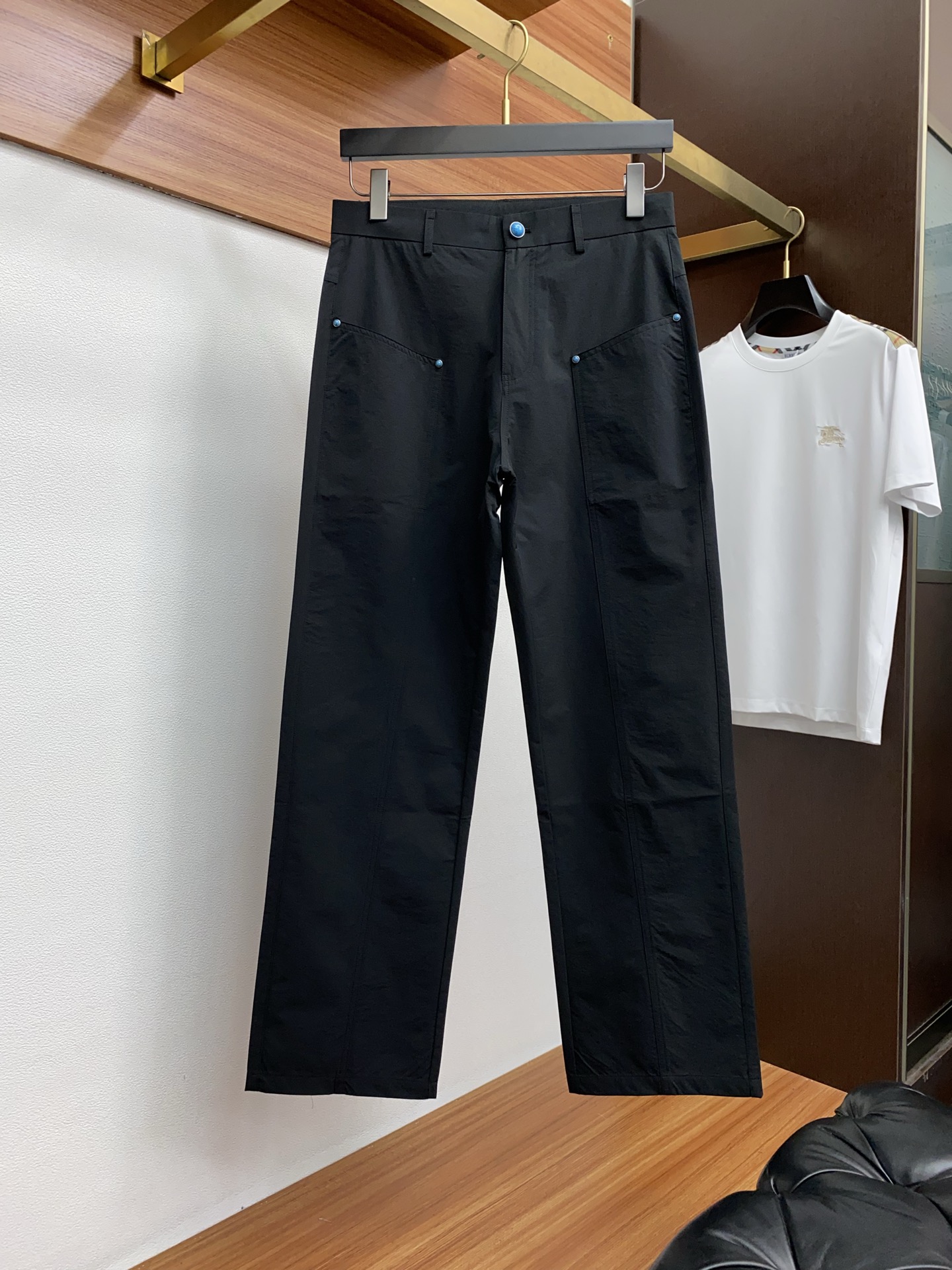  1v路易威登 2025春夏季新款，最新定制原版天丝亚麻休闲裤。原版裤型上身休闲百搭、随性慵懒范，高级定