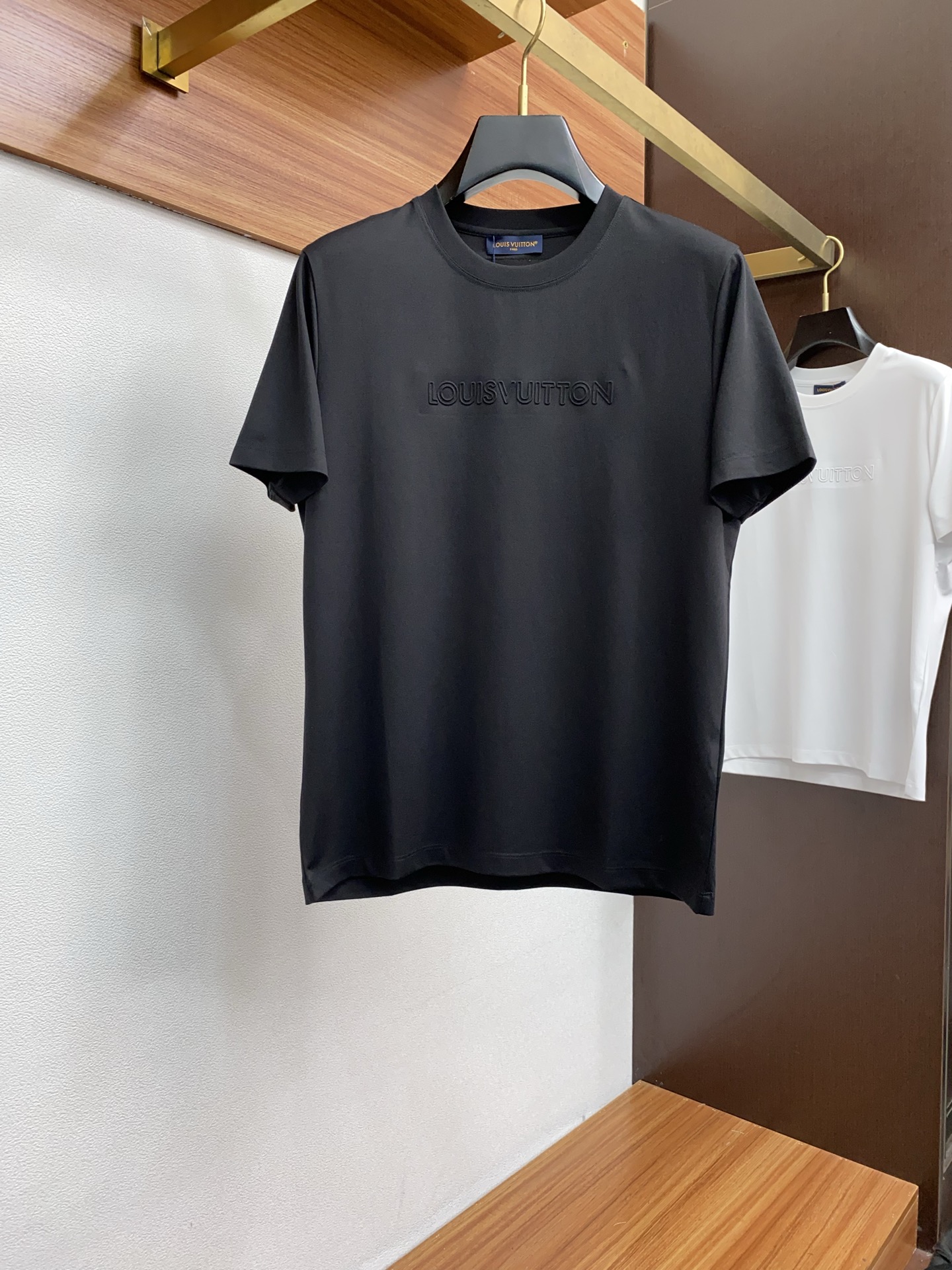 NO:450393,1v Louis Vuitton 2025 spring and summer new model first launch counter latest round neck short sleeves, high-end customization, avant-garde and fashionable design!  Brand logo heavy craft design, high-end customized 100 double-sided mercerated cotton fabric, soft feel, comfortable to wear, exquisite counter-level car line, fine workmanship, invincible and handsome upper body effect!  A must-have item for handsome men!  Code number M-3xL, louis vuitton, T-shirt, alexander wang198609091v 路易威登 2025春夏新款首发专柜最新款圆领短袖 高端订制 设计前卫时尚！品牌logo重工艺设计 高端定制100支双面丝光棉面料.手感柔软.穿着舒适.专柜级别精致车线.做工精细.上身效果无敌帅气！型男必备单品！码数M-3xL,,louis vuitton,T-shirt,alexander wang,Men's clothing